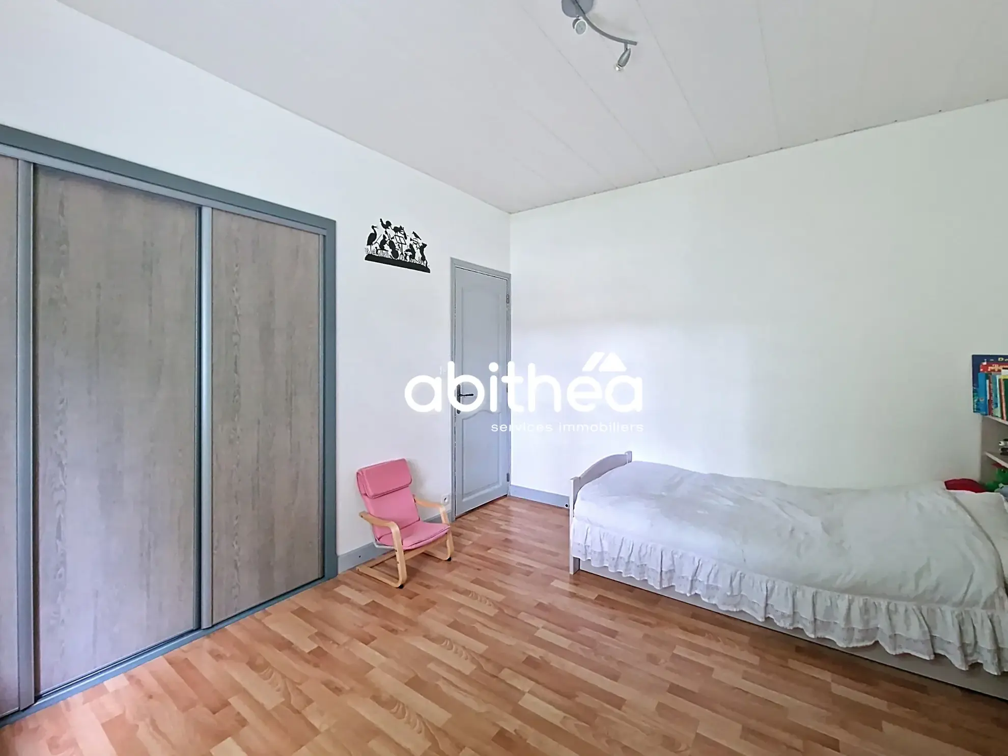 Maison familiale avec 6 chambres, piscine et grand terrain à Fléac-sur-seugne 