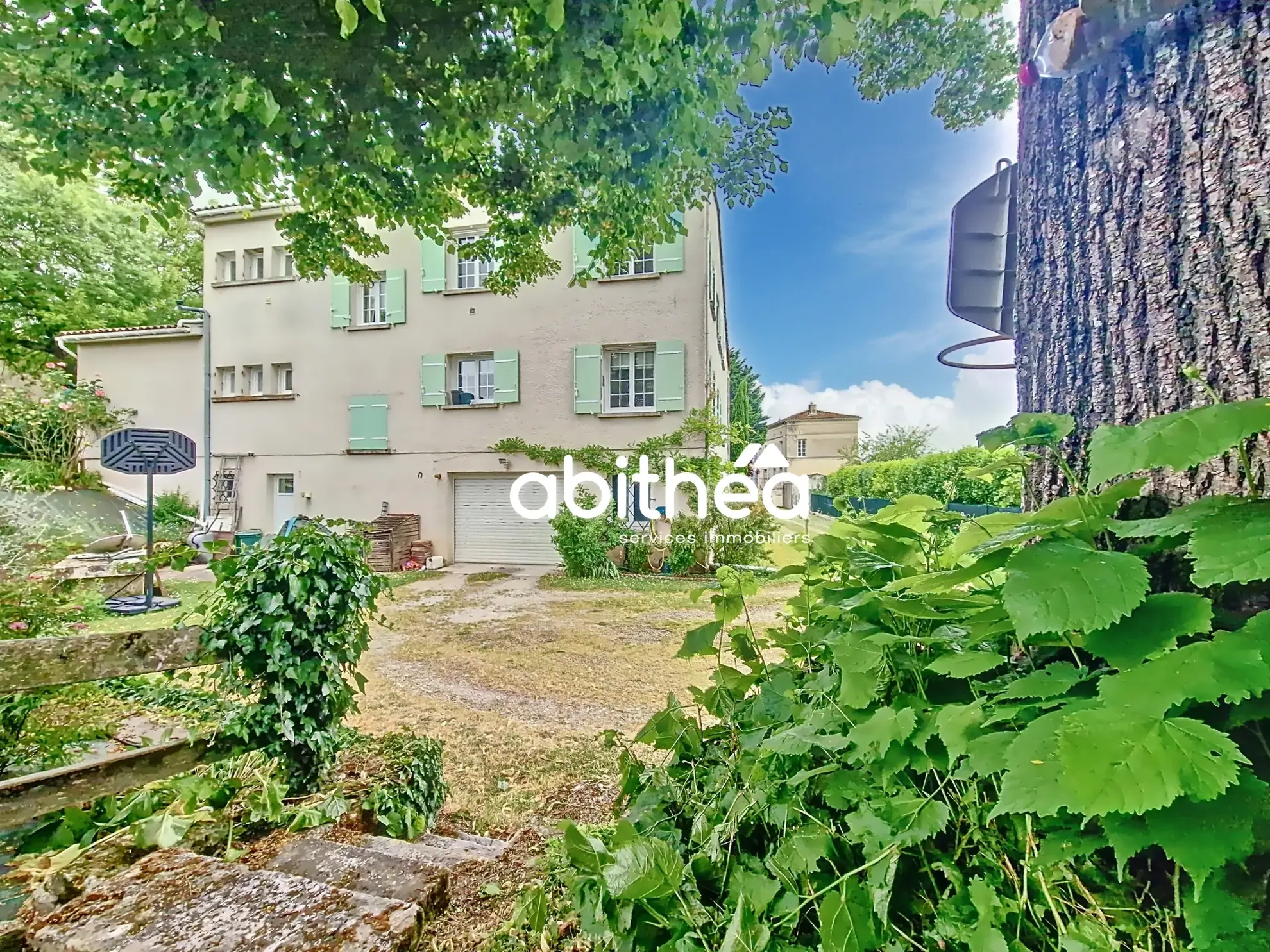 Maison familiale avec 6 chambres, piscine et grand terrain à Fléac-sur-seugne 