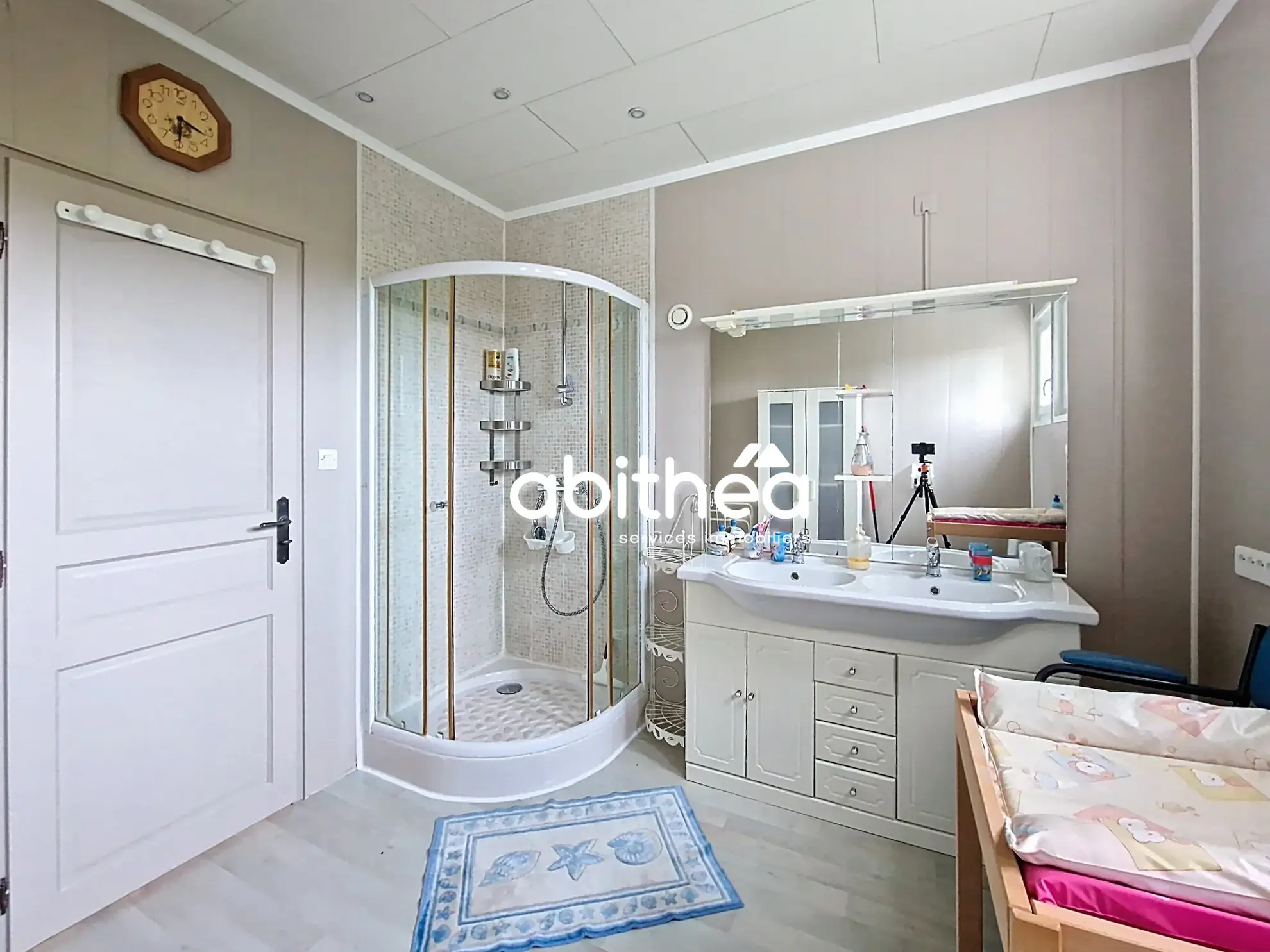 Maison familiale avec 6 chambres, piscine et grand terrain à Fléac-sur-seugne 