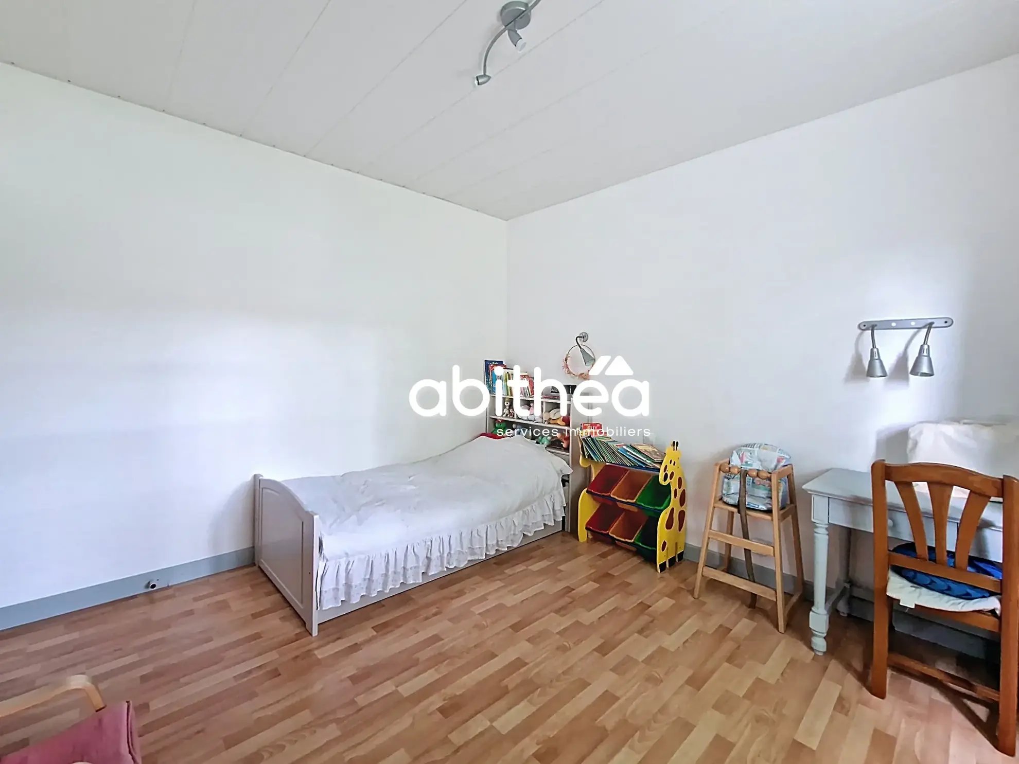 Maison familiale avec 6 chambres, piscine et grand terrain à Fléac-sur-seugne 