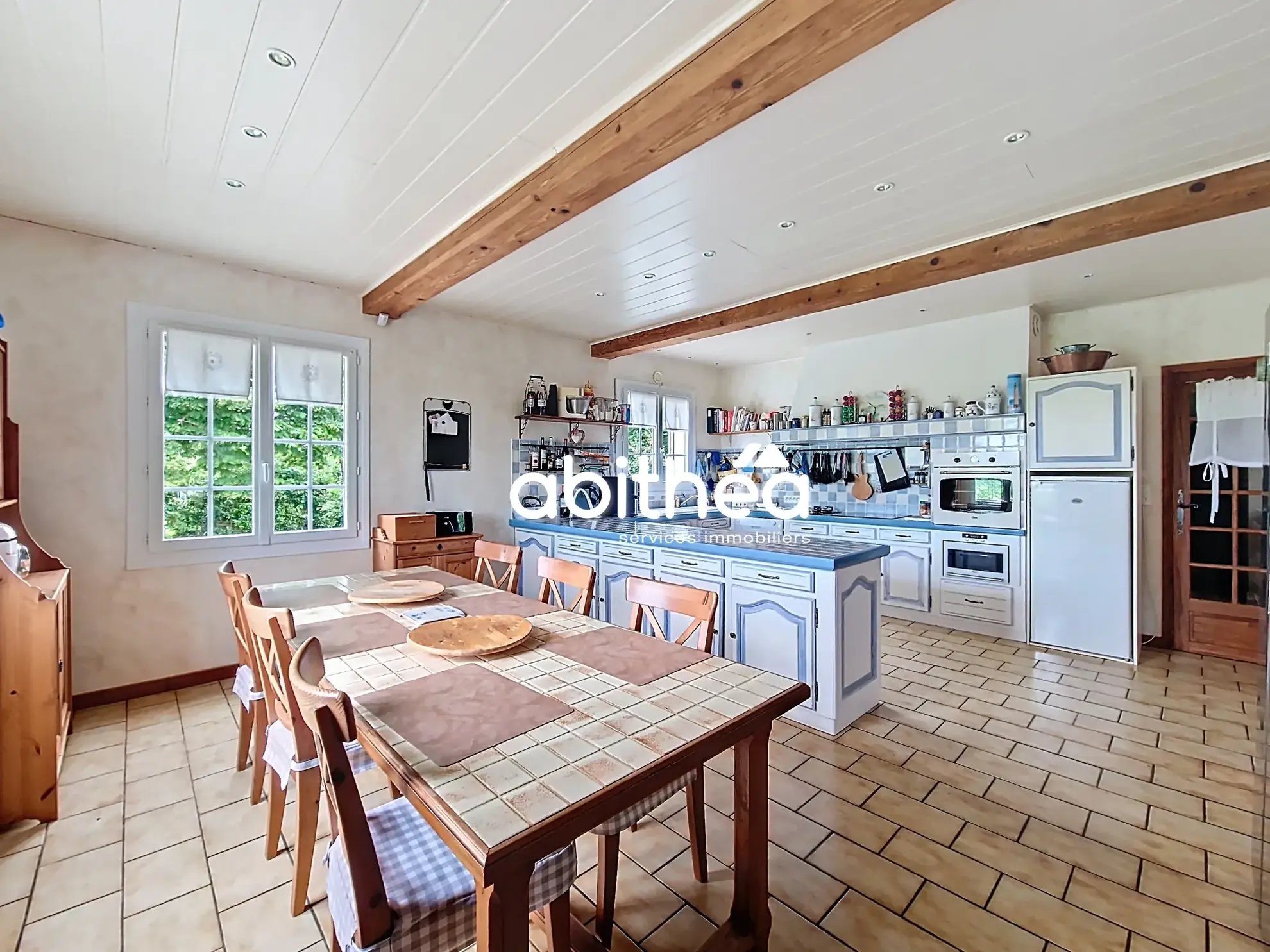 Maison familiale avec 6 chambres, piscine et grand terrain à Fléac-sur-seugne 