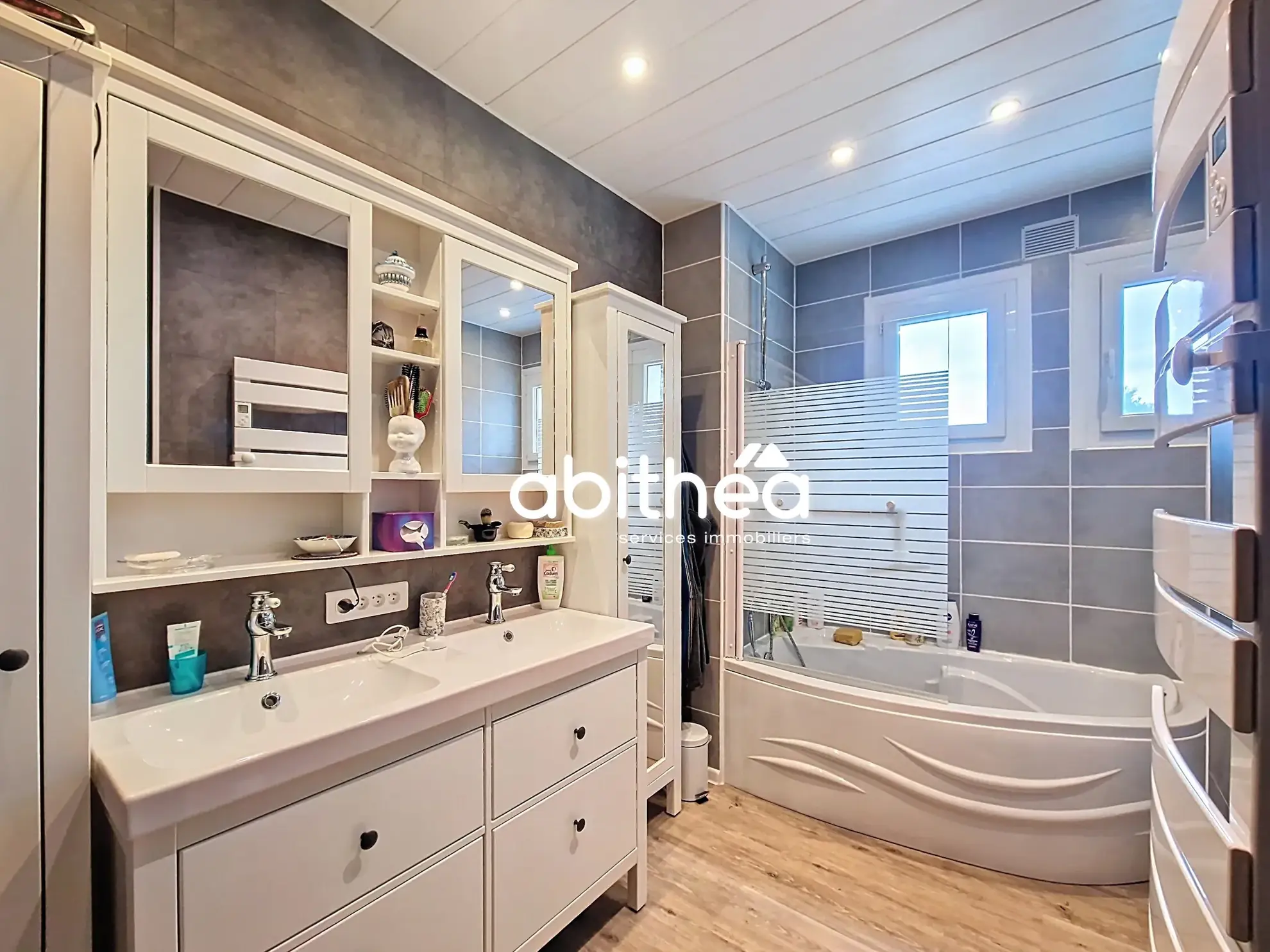 Maison familiale avec 6 chambres, piscine et grand terrain à Fléac-sur-seugne 