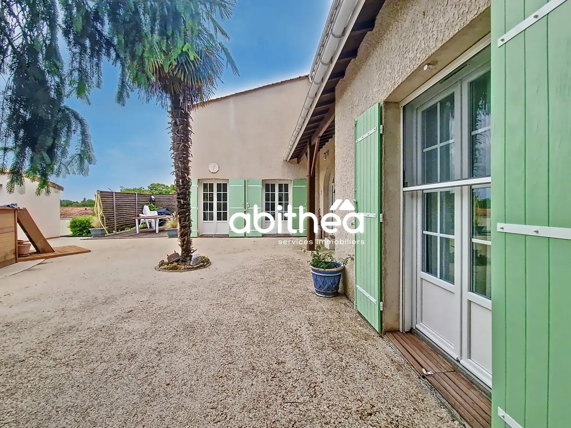 Maison familiale avec 6 chambres, piscine et grand terrain à Fléac-sur-seugne