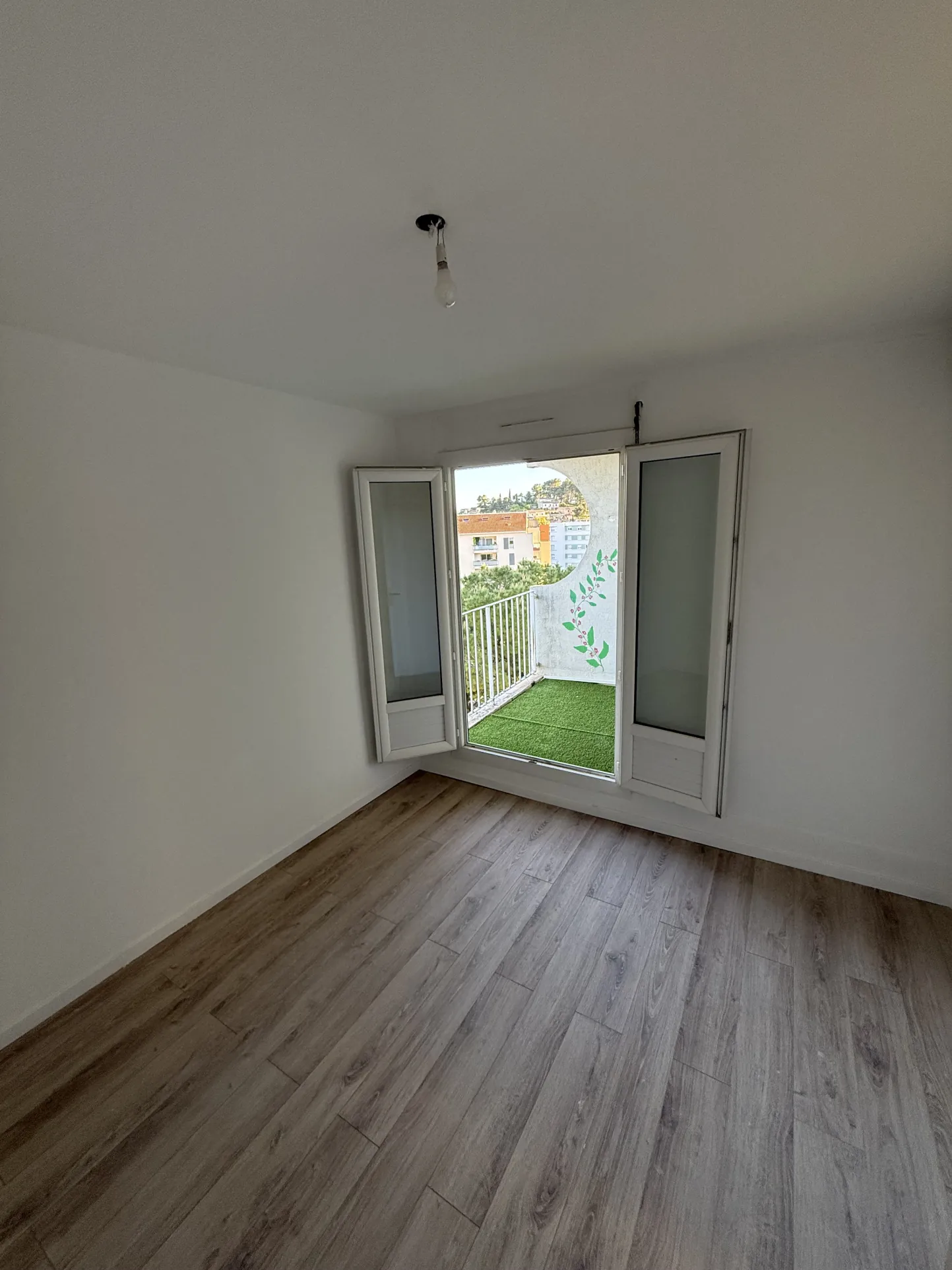 Appartement T4 rénové avec terrasse à Draguignan – Résidence Les Tamaris 