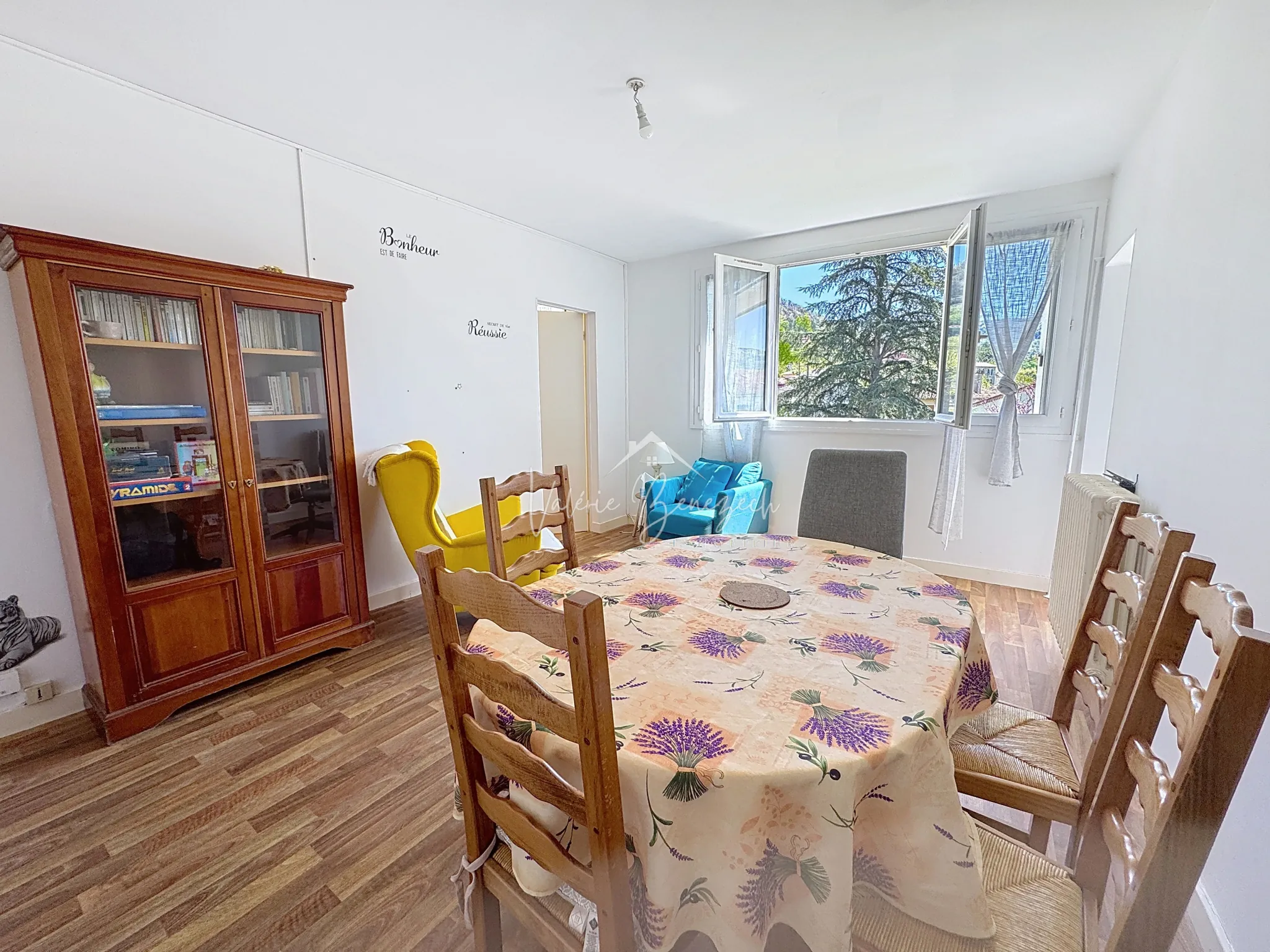 Appartement T4 lumineux avec balcon, jardin et parking à Saint-Affrique 