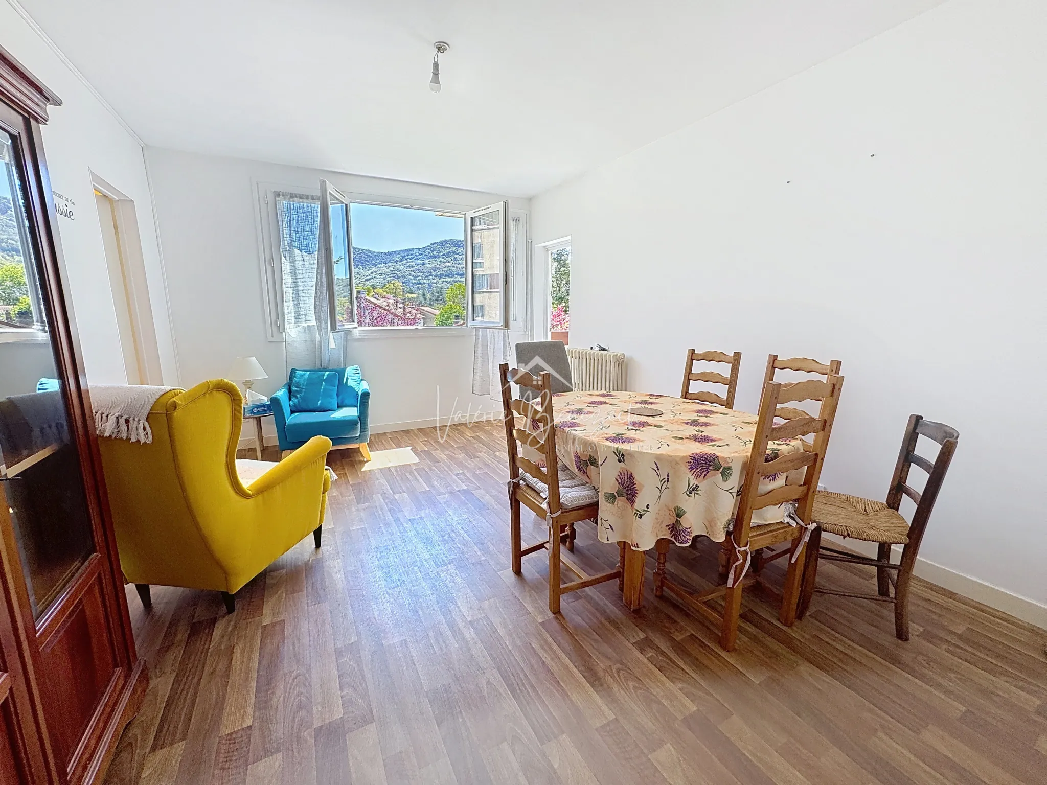 Appartement T4 lumineux avec balcon, jardin et parking à Saint-Affrique