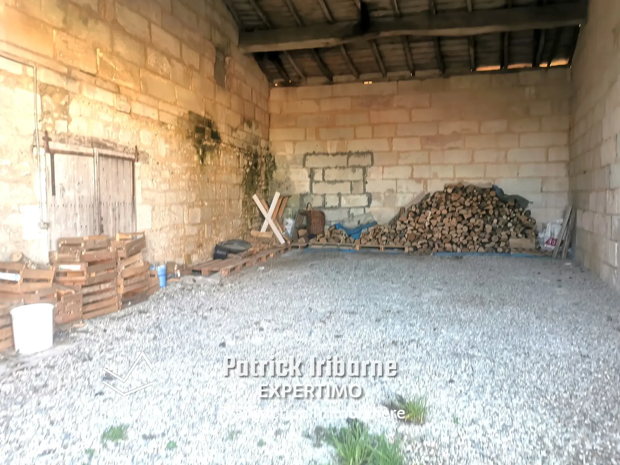 Maison Saintongeaise avec dépendances et jardin près de Saintes 