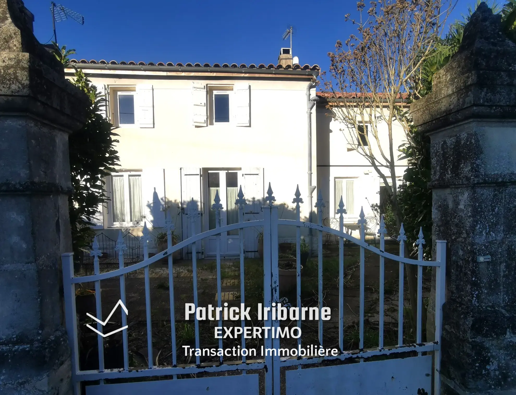 Maison Saintongeaise avec dépendances et jardin près de Saintes 