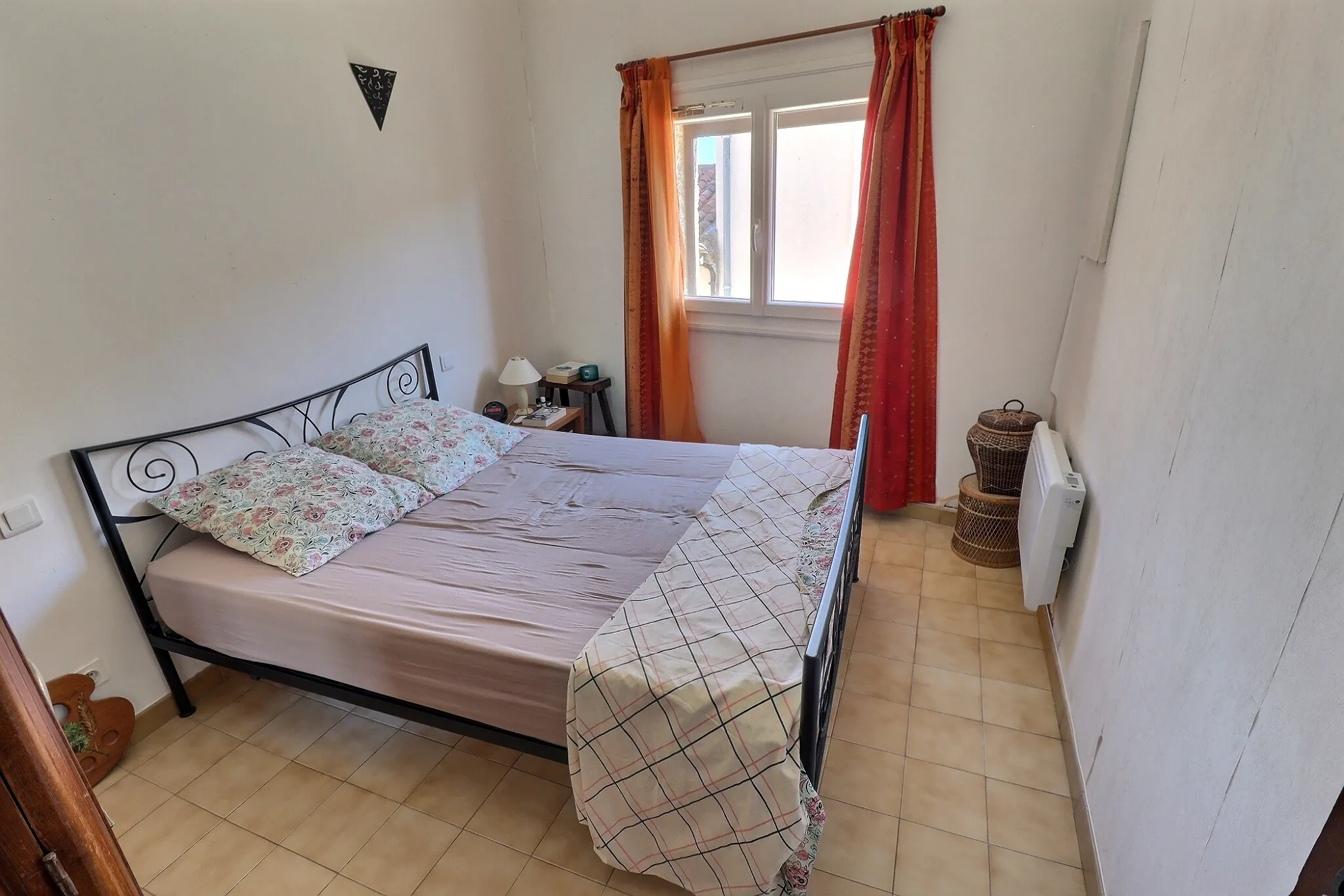 Maison de village à Saint-Genies-des-Mourgues avec deux appartements et cour de 25m² 