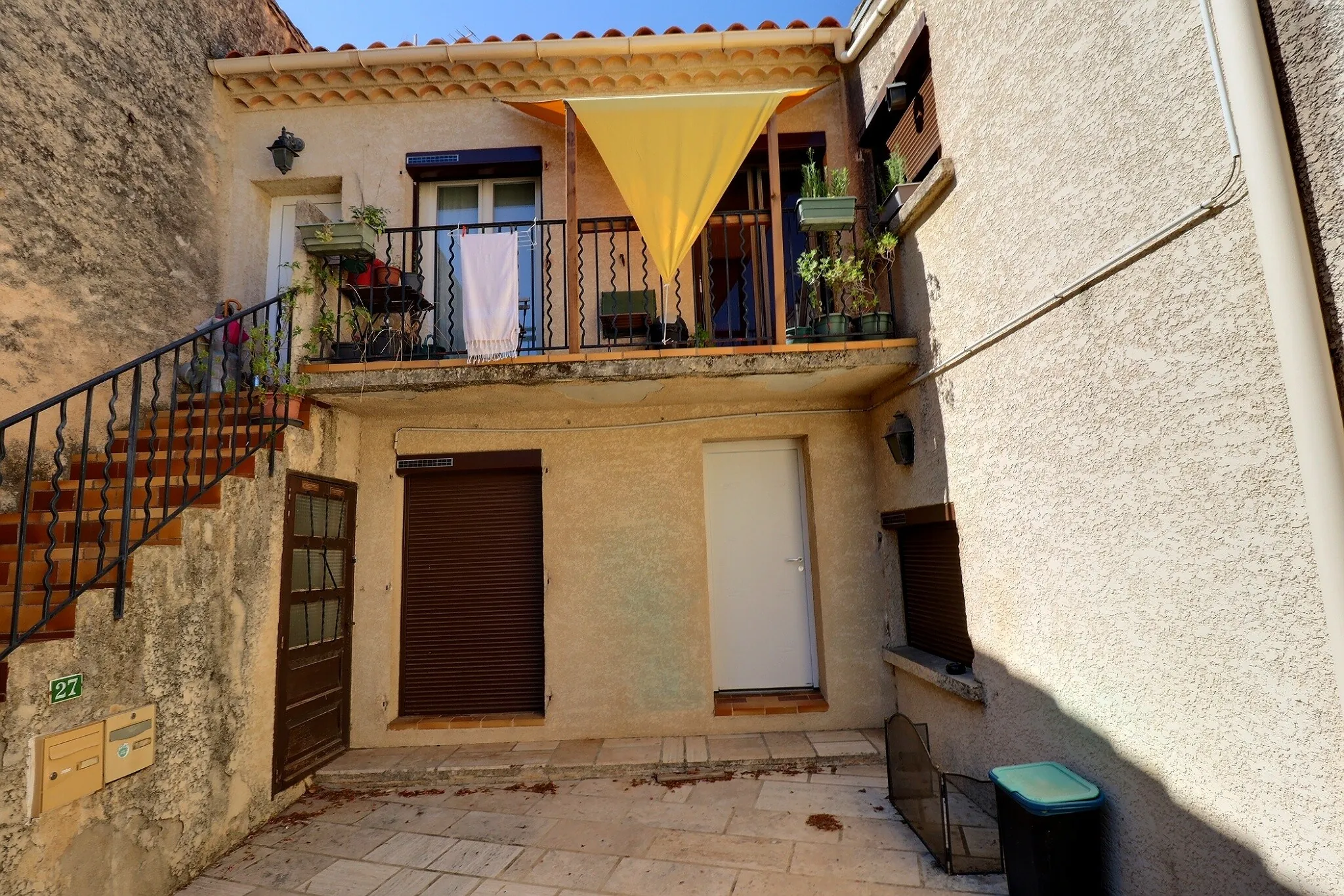 Maison de village à Saint-Genies-des-Mourgues avec deux appartements et cour de 25m²