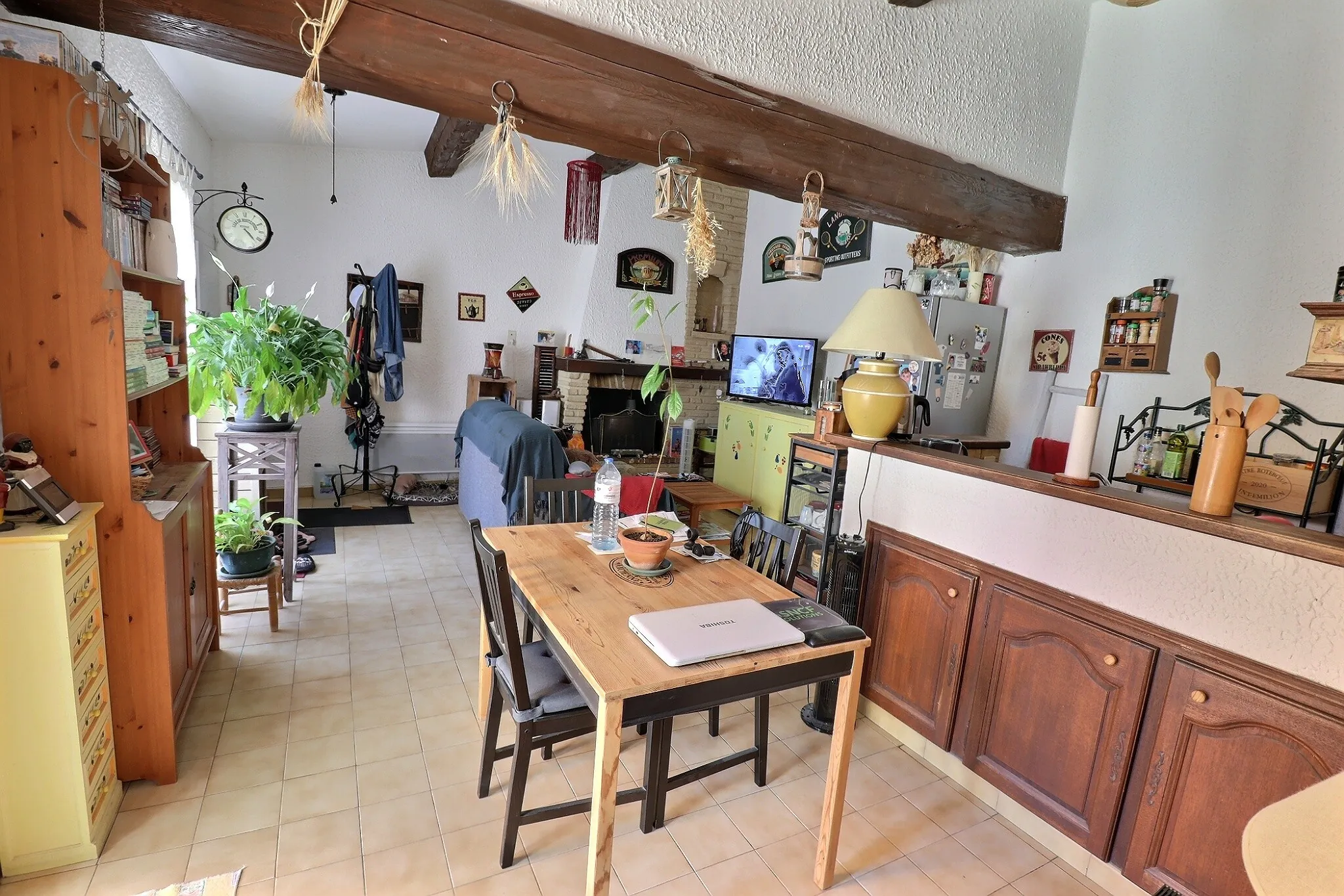 Maison de village à Saint-Genies-des-Mourgues avec deux appartements et cour de 25m² 