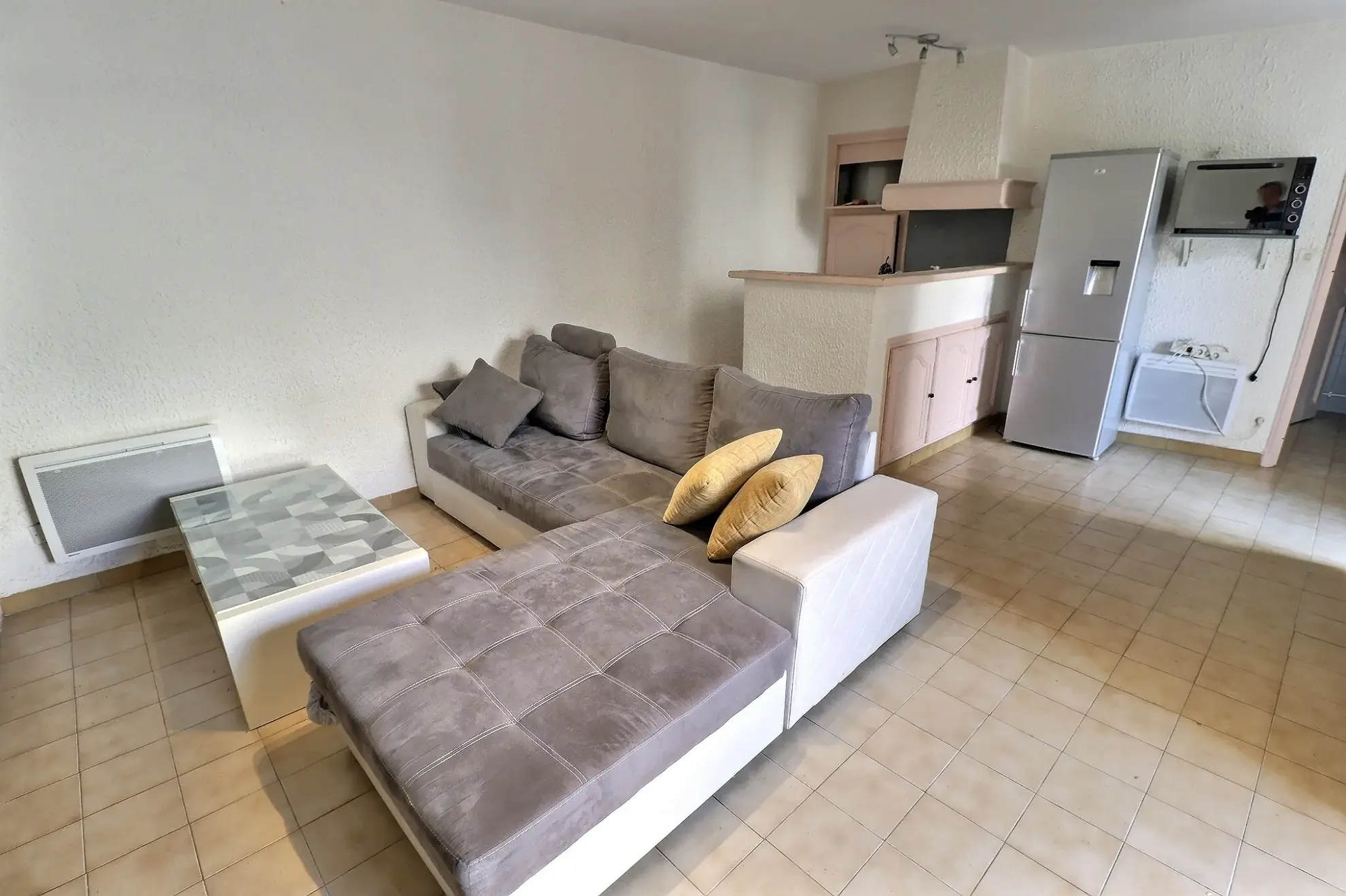 Maison de village à Saint-Genies-des-Mourgues avec deux appartements et cour de 25m² 