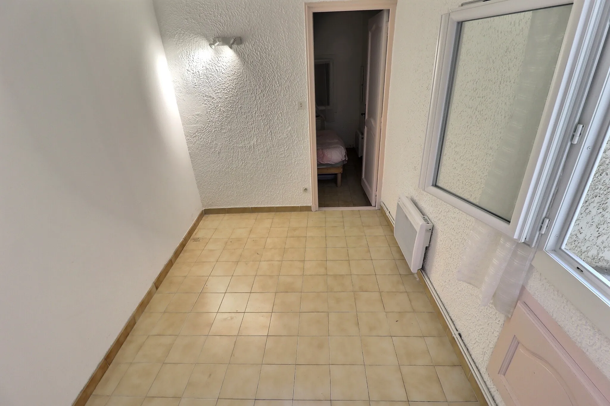 Maison de village à Saint-Genies-des-Mourgues avec deux appartements et cour de 25m² 