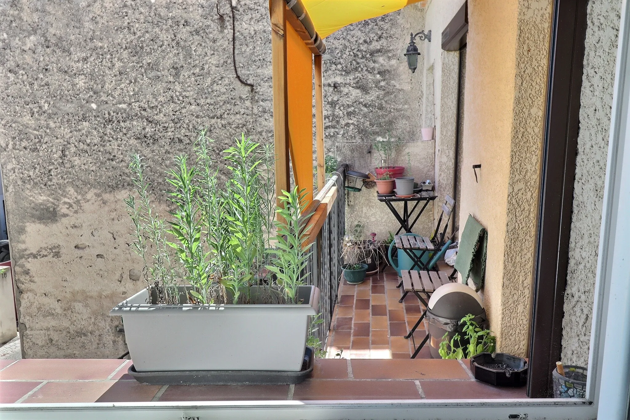 Maison de village à Saint-Genies-des-Mourgues avec deux appartements et cour de 25m² 