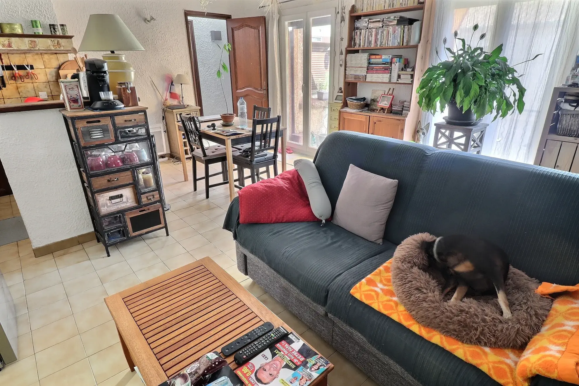 Maison de village à Saint-Genies-des-Mourgues avec deux appartements et cour de 25m² 