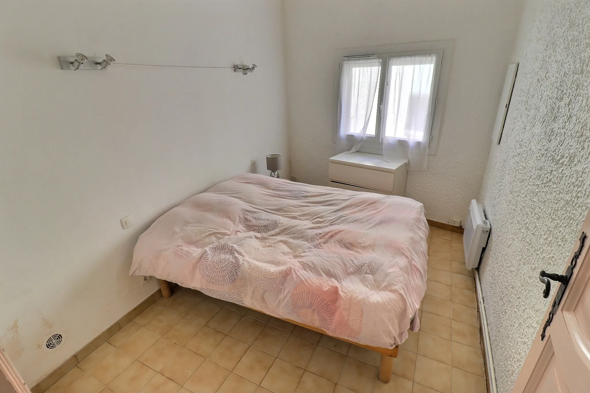 Maison de village à Saint-Genies-des-Mourgues avec deux appartements et cour de 25m² 