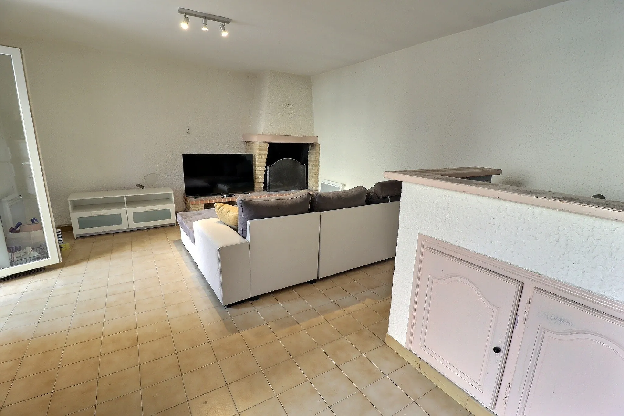 Maison de village à Saint-Genies-des-Mourgues avec deux appartements et cour de 25m² 