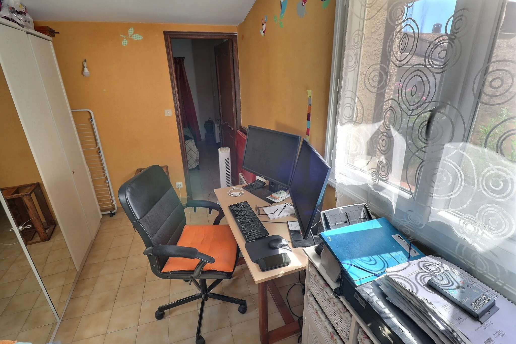 Maison de village à Saint-Genies-des-Mourgues avec deux appartements et cour de 25m² 