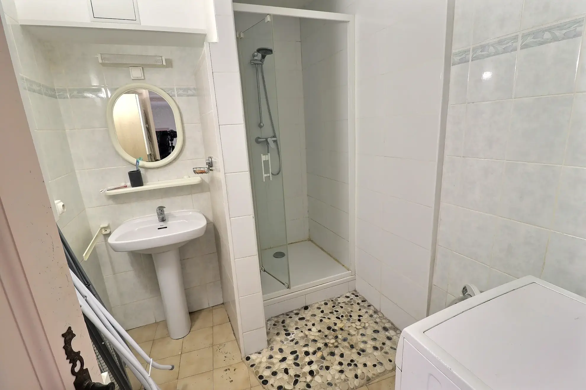 Maison de village à Saint-Genies-des-Mourgues avec deux appartements et cour de 25m² 