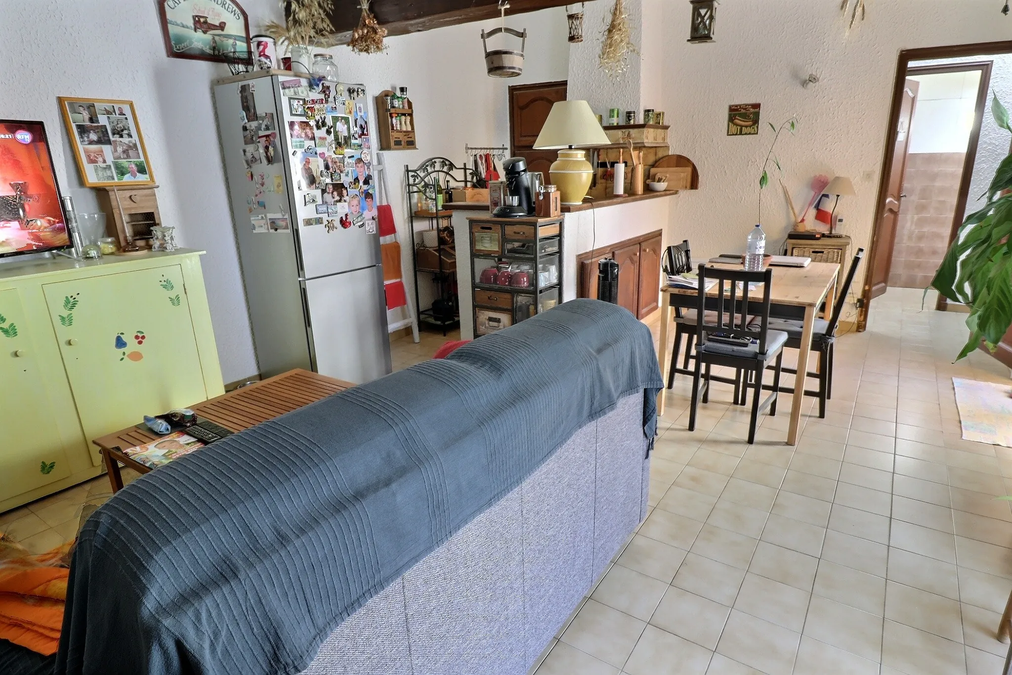 Maison de village à Saint-Genies-des-Mourgues avec deux appartements et cour de 25m² 