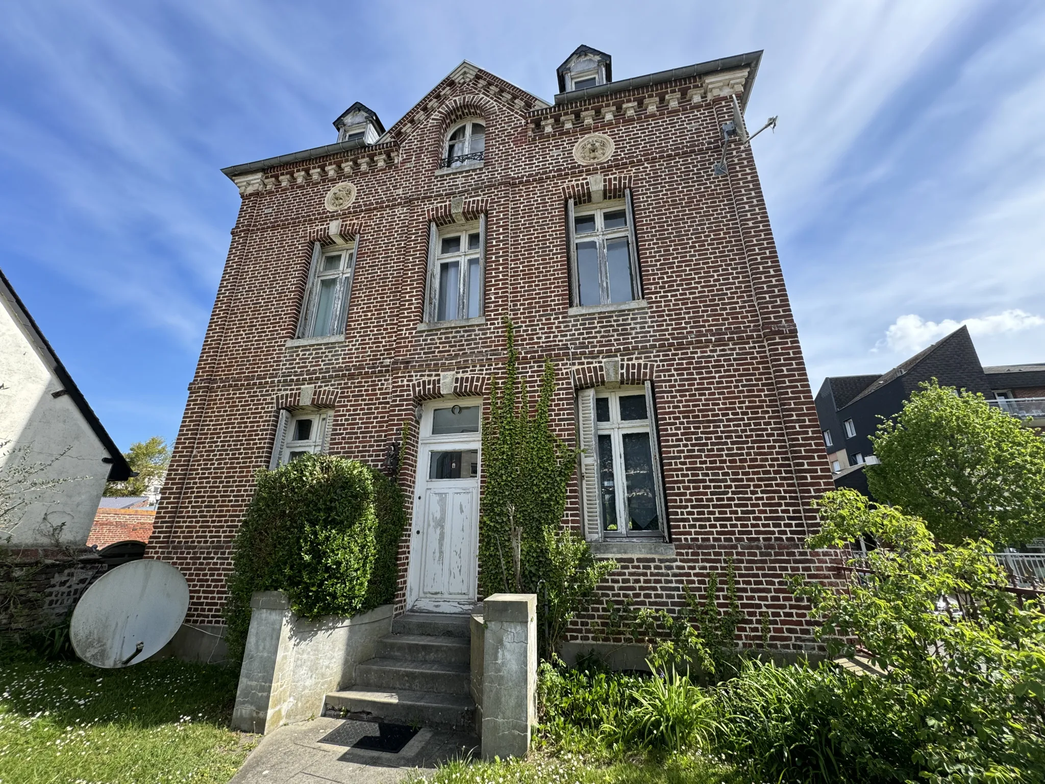 Maison à vendre au centre d'Eu avec jardin clos, 5 chambres, potentiel de rénovation