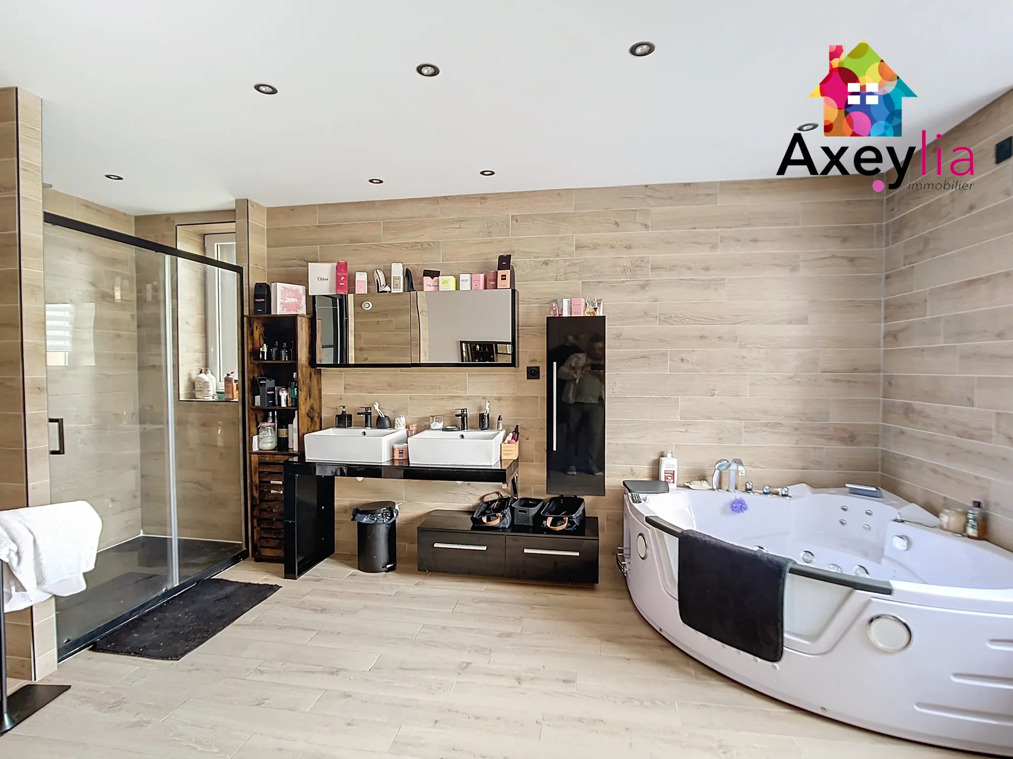 Maison rénovée avec 4 chambres à Riorges, terrain de 380 m² 