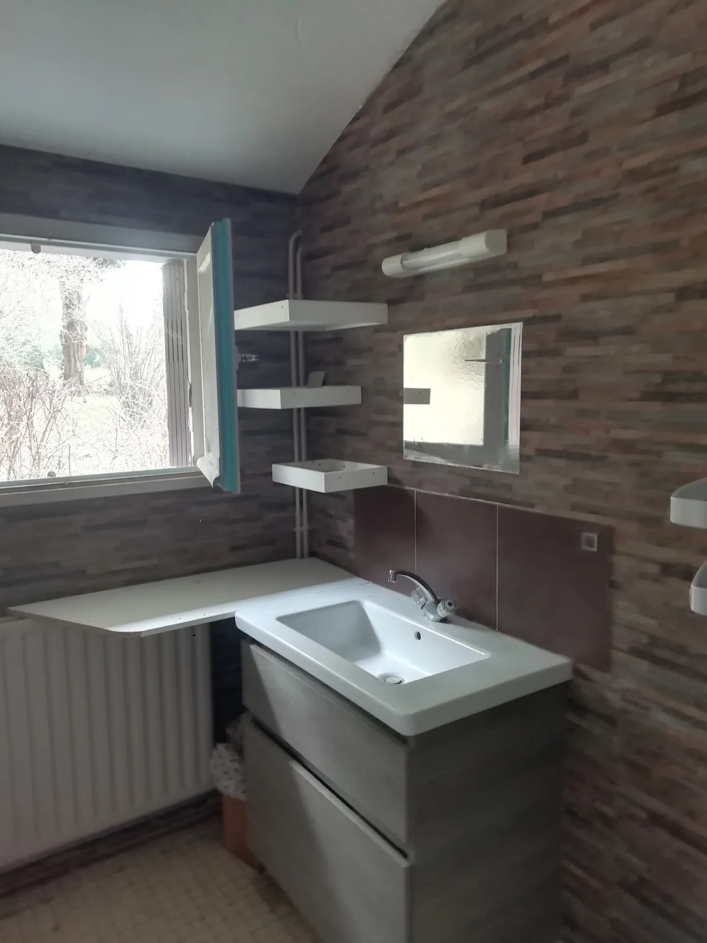 Maison de village à rénover dans le Cher avec dépendances et jardin clos 