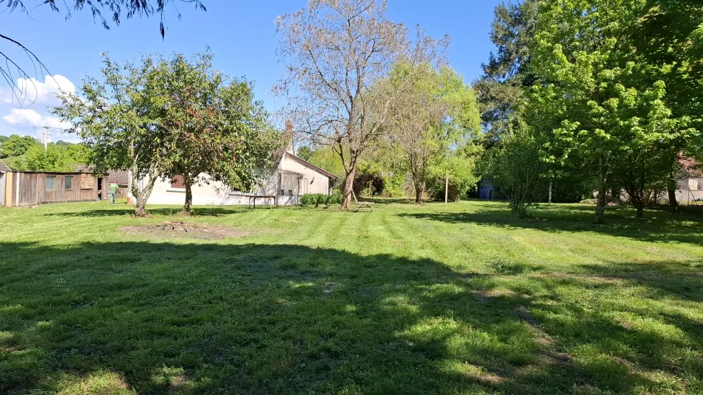 Maison de village à rénover dans le Cher avec dépendances et jardin clos 