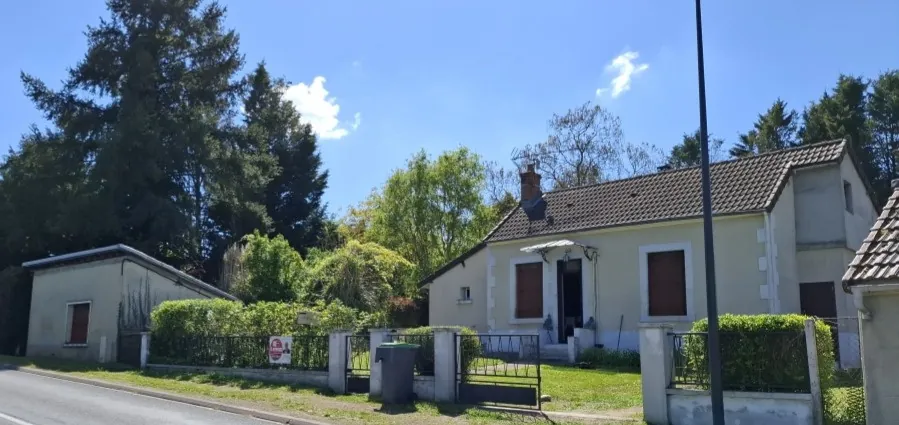 Charmante maison de village avec terrain et dépendances dans le Cher, région Centre