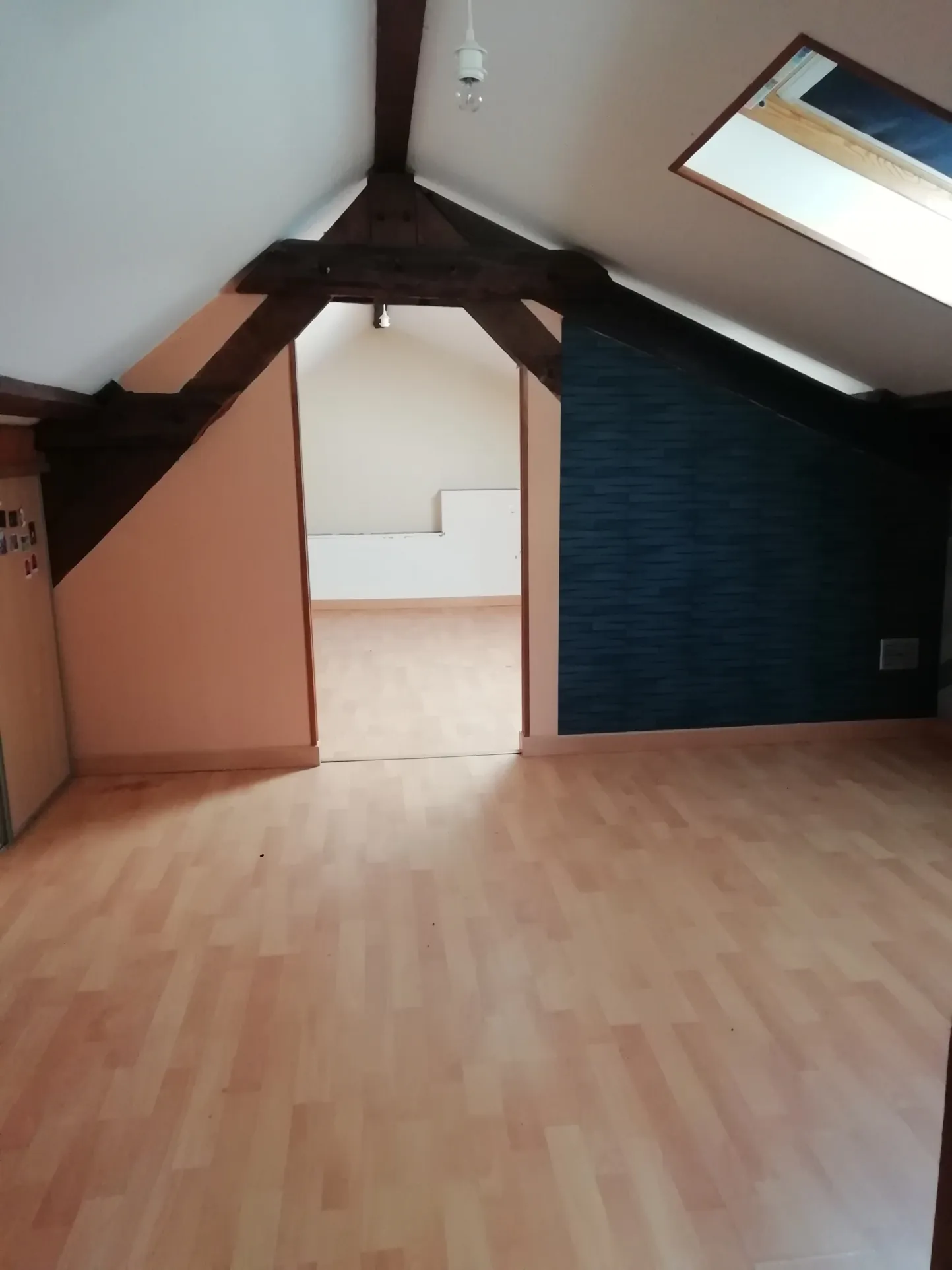 Maison de village à rénover dans le Cher avec dépendances et jardin clos 