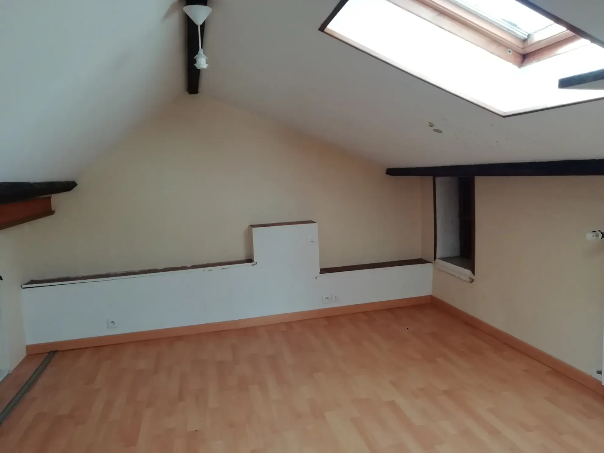 Maison de village à rénover dans le Cher avec dépendances et jardin clos 