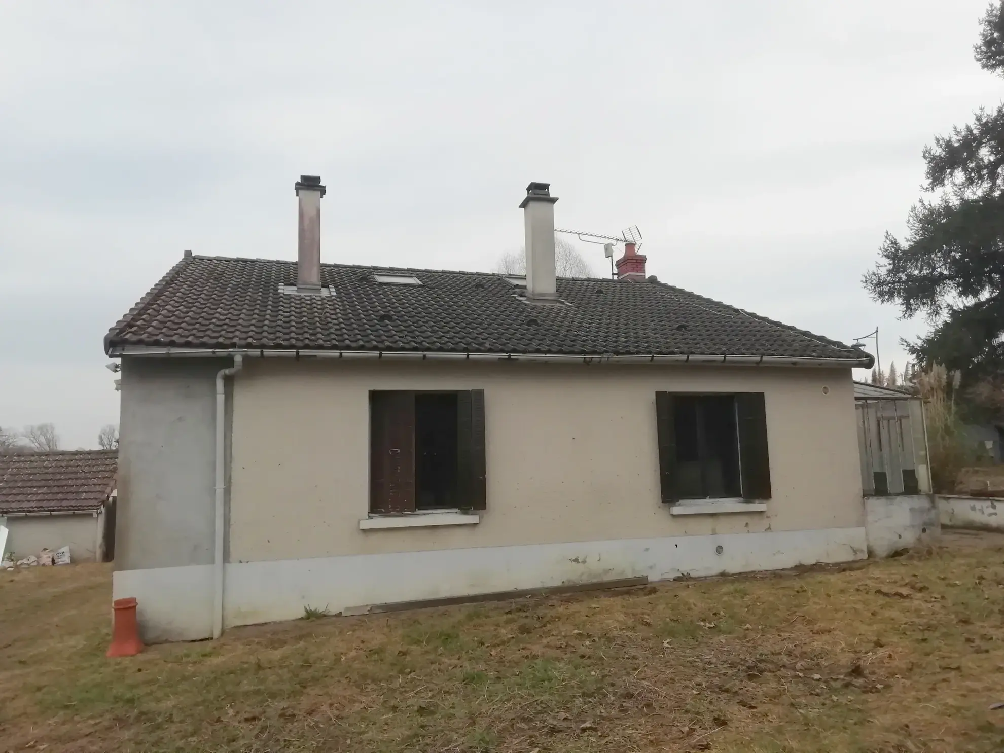 Maison de village à rénover dans le Cher avec dépendances et jardin clos 