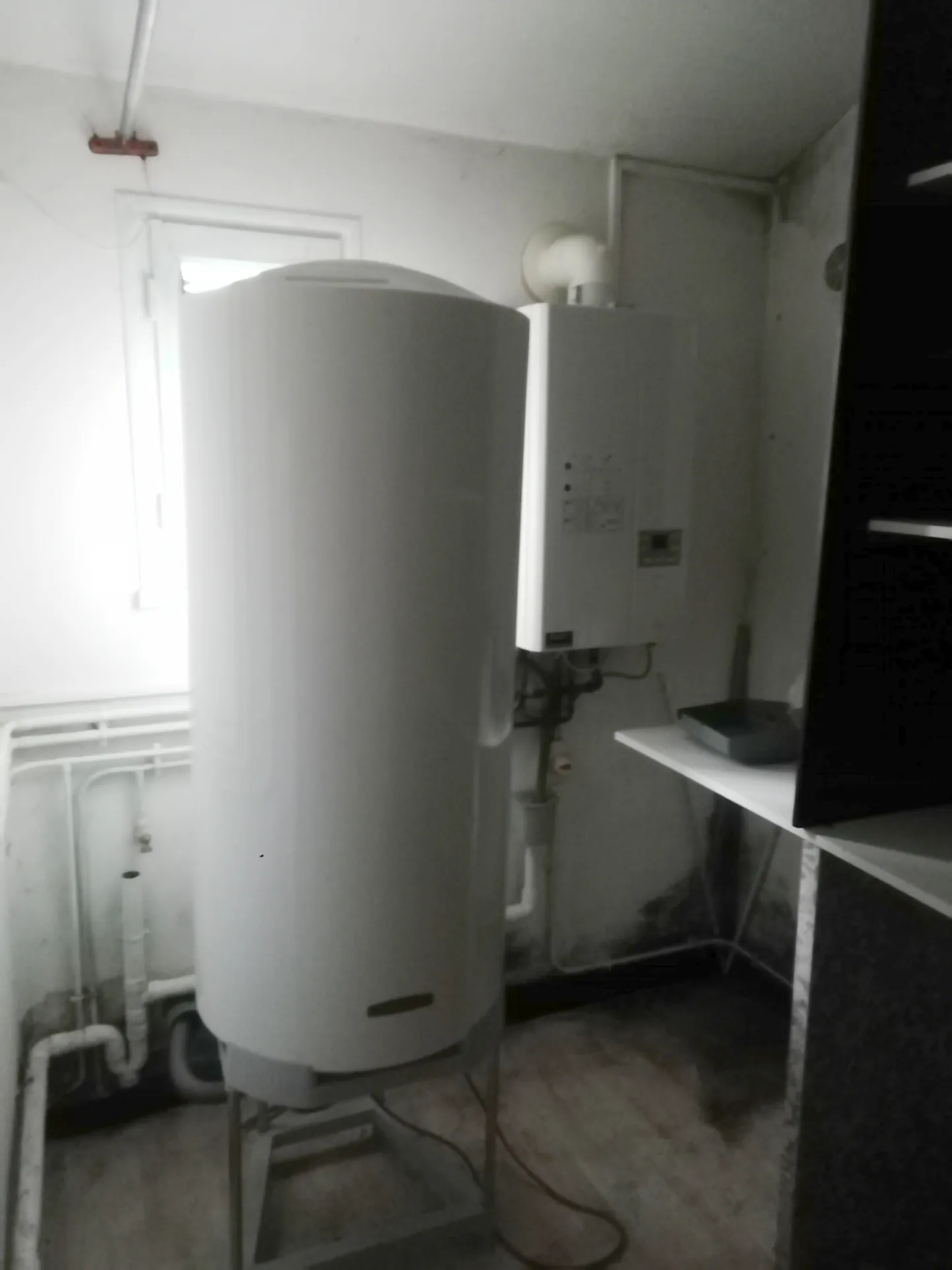 Maison de village à rénover dans le Cher avec dépendances et jardin clos 