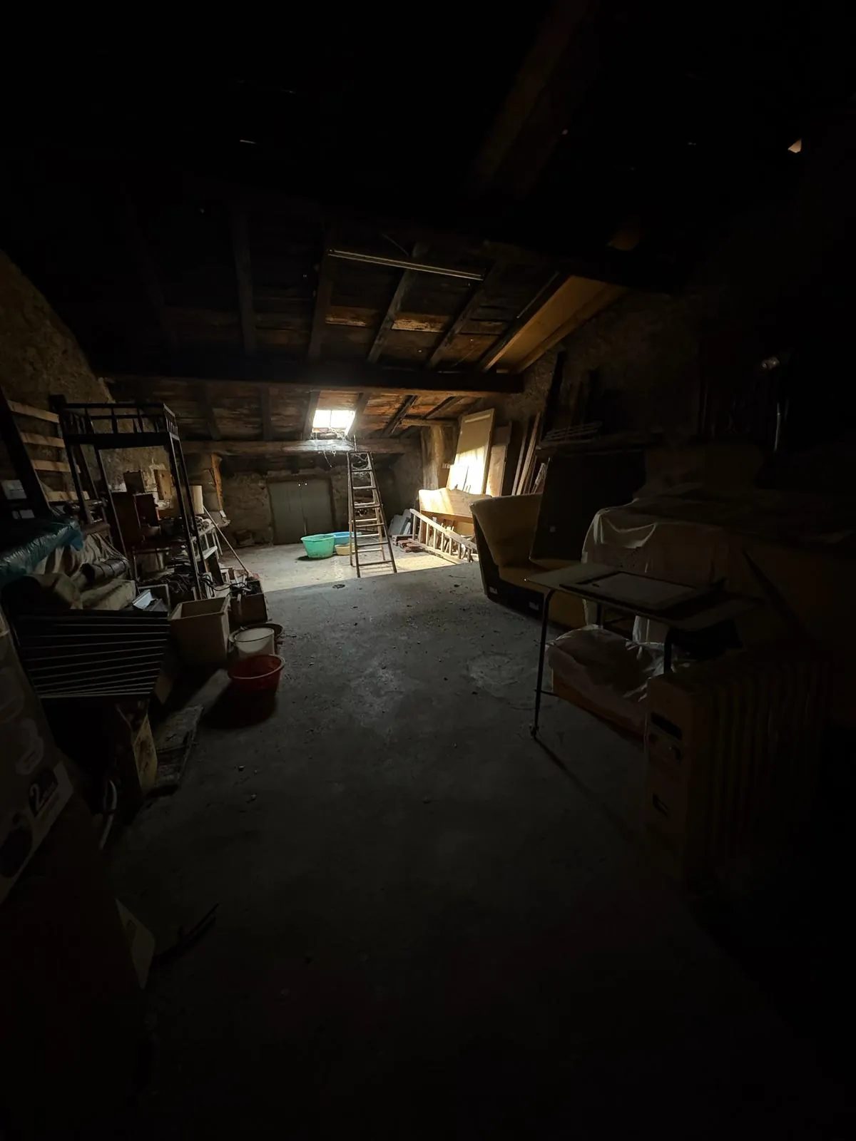 Maison de village à rénover à La Brigue avec grand potentiel et grenier aménageable 