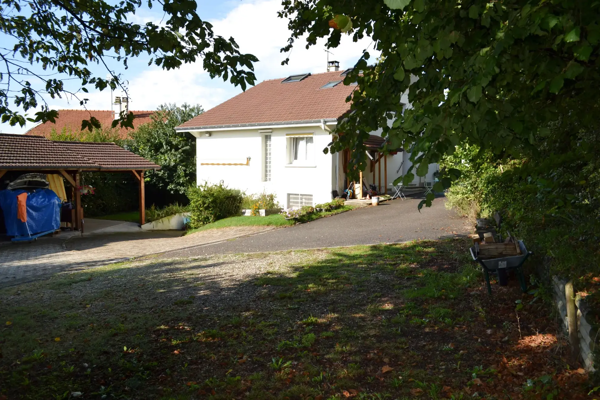 Maison T6 à La Tour du Pin avec grand jardin, garage et calme résidentiel