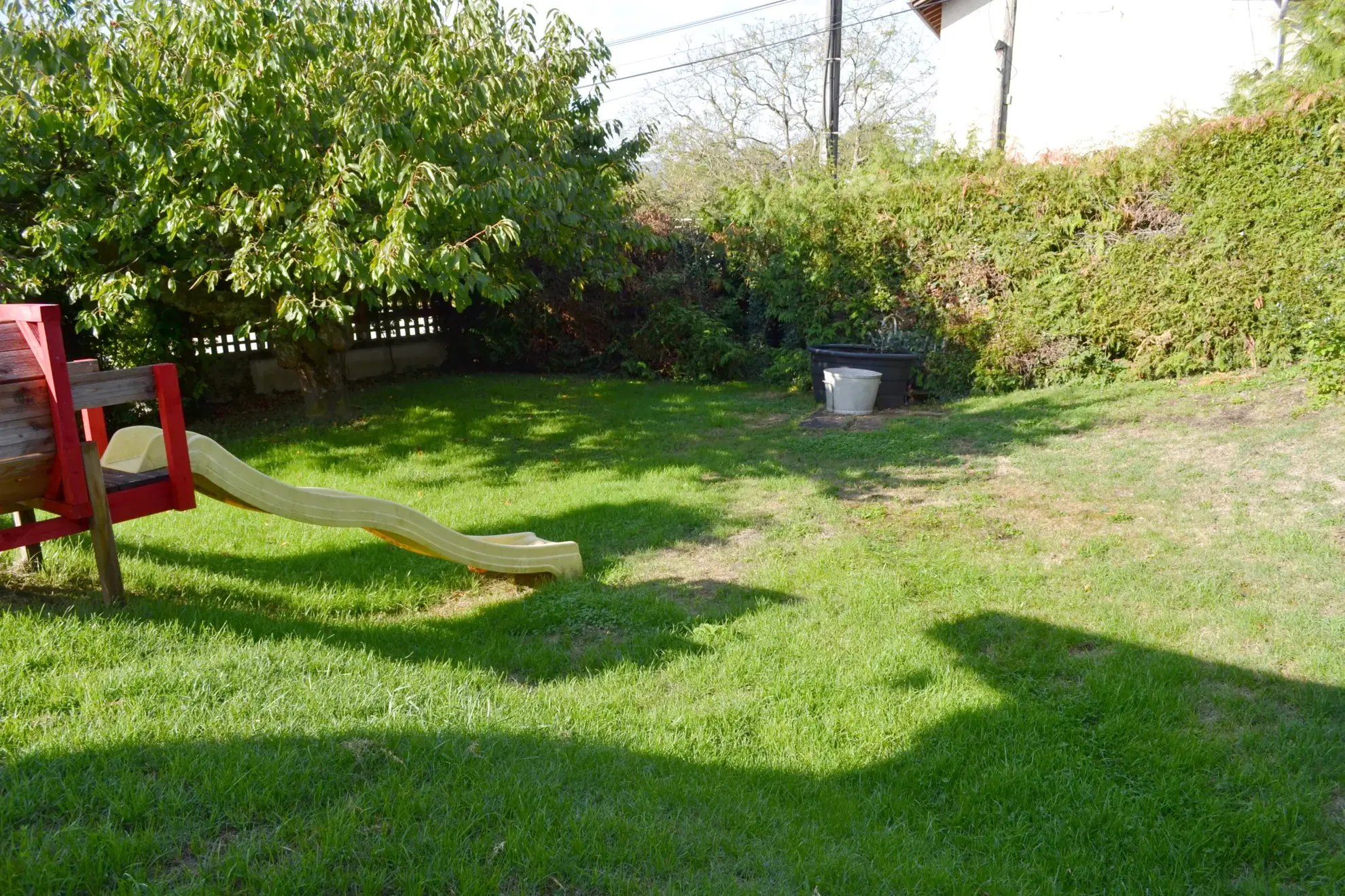 Maison T6 à La Tour du Pin avec grand jardin, garage et calme résidentiel 