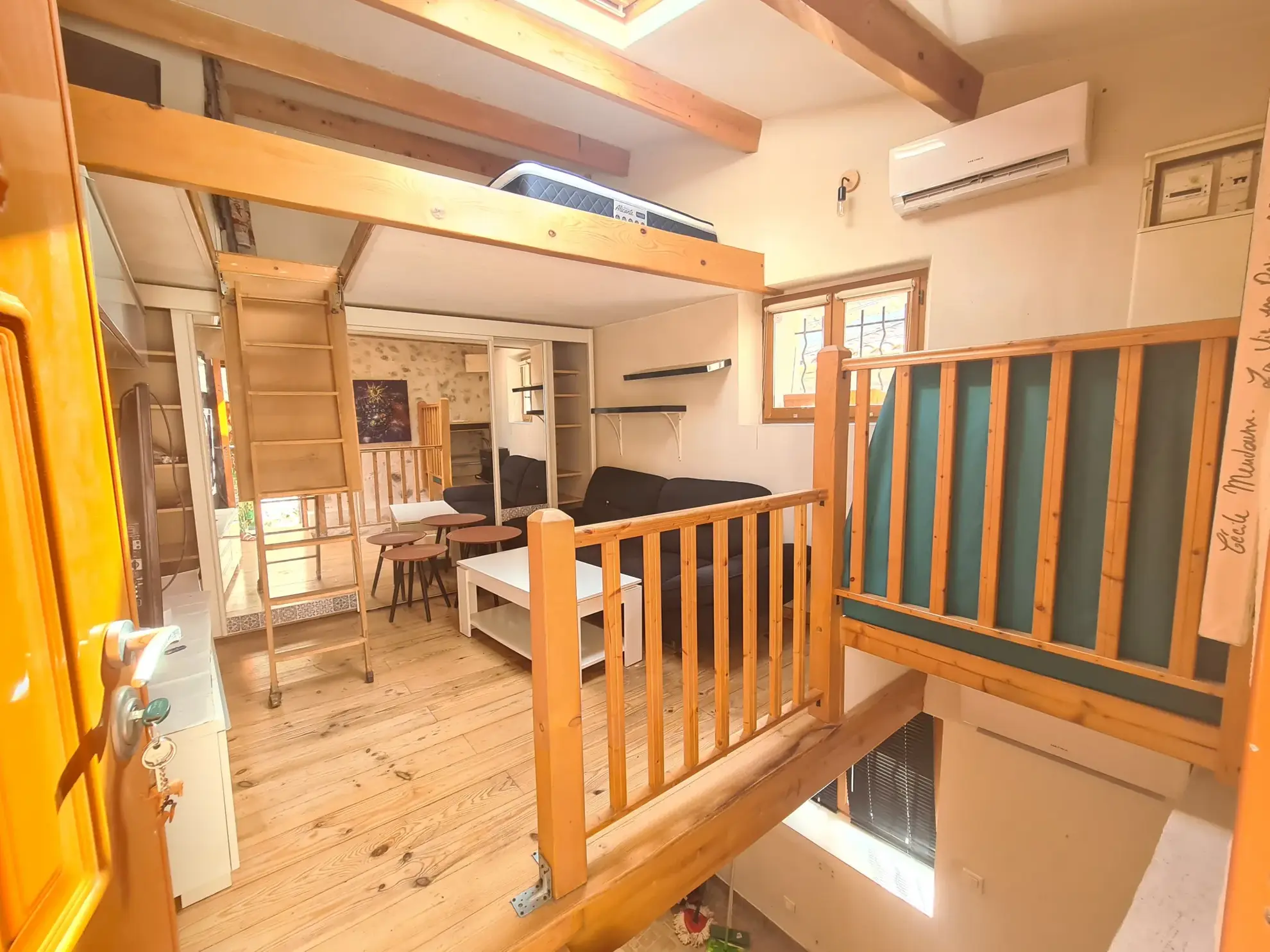 Charmante maison de village de 30 m² à Vallauris avec mezzanine et équipements modernes 