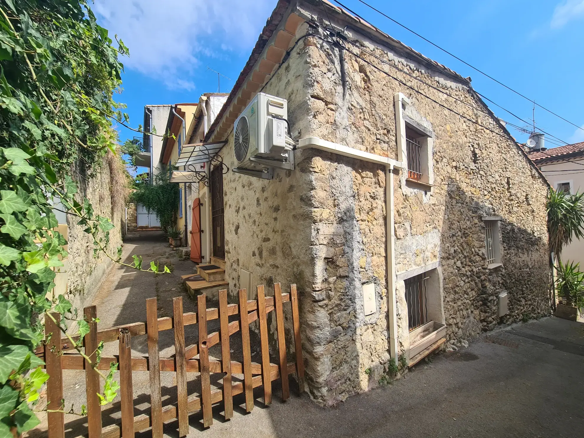 Maison de village rénovée de 30 m² à Vallauris avec mezzanine