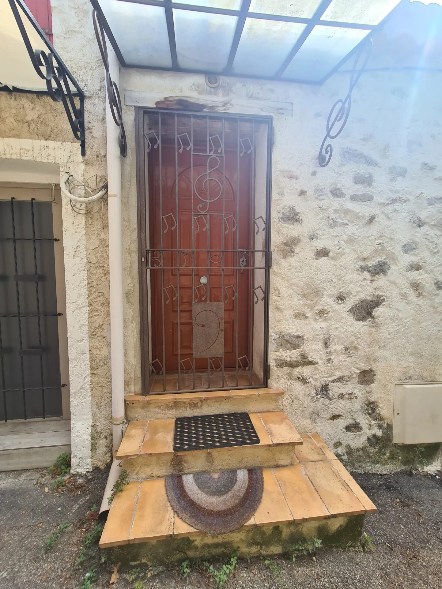 Charmante maison de village de 30 m² à Vallauris avec mezzanine et équipements modernes 