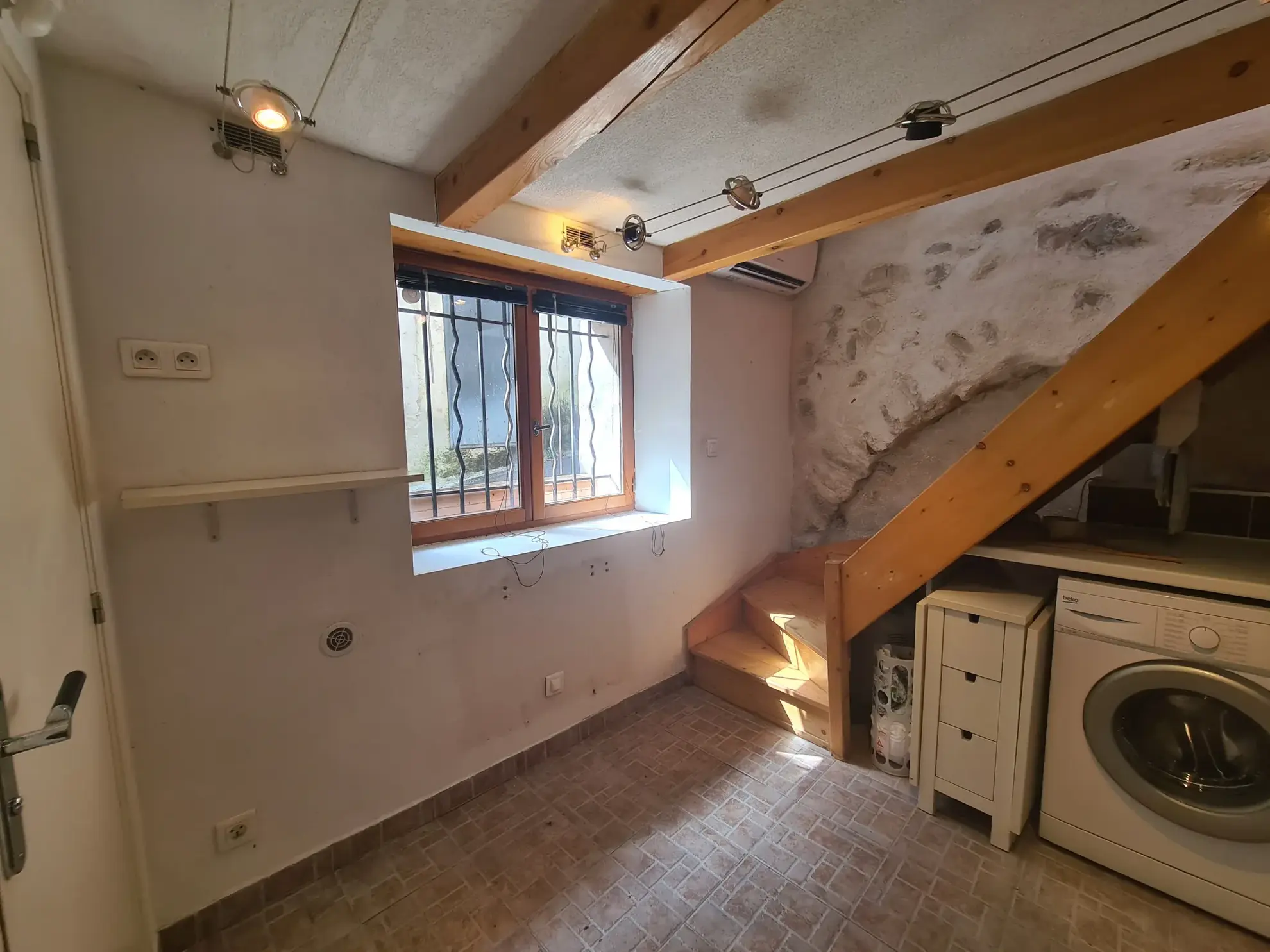 Charmante maison de village de 30 m² à Vallauris avec mezzanine et équipements modernes 