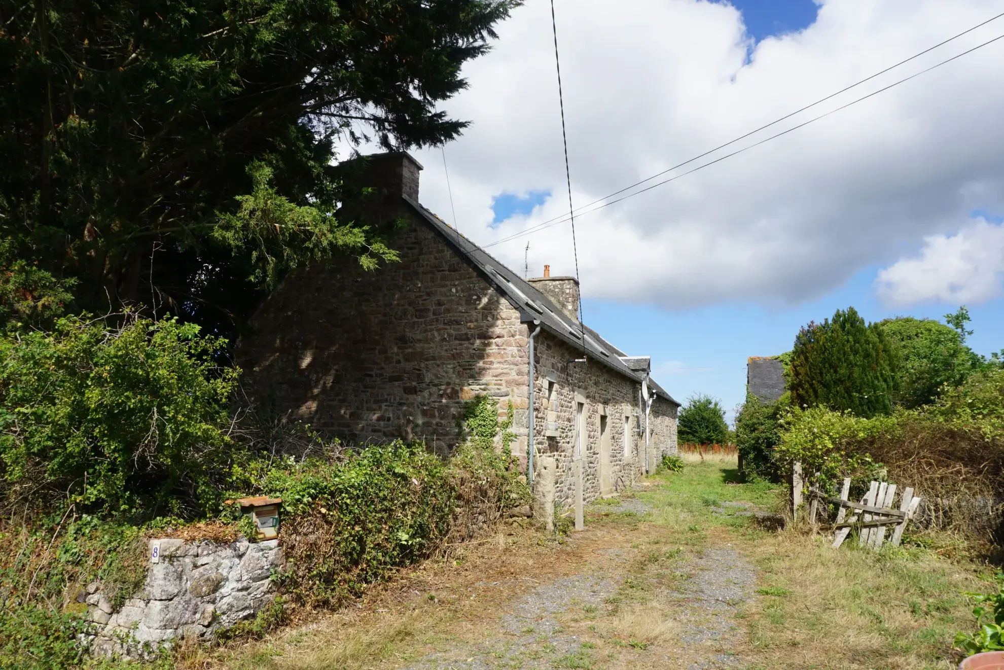 Longère en pierre avec dépendances et prairie à Yvias près de Paimpol et Lanvollon 