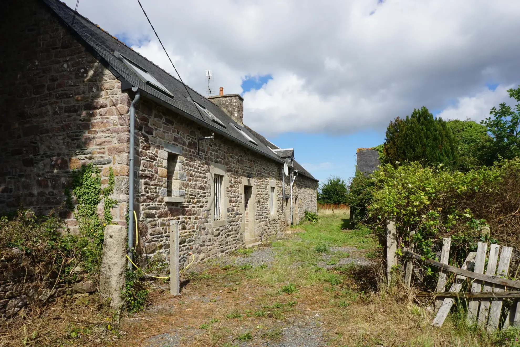 Longère en pierre avec dépendances et prairie à Yvias près de Paimpol et Lanvollon 