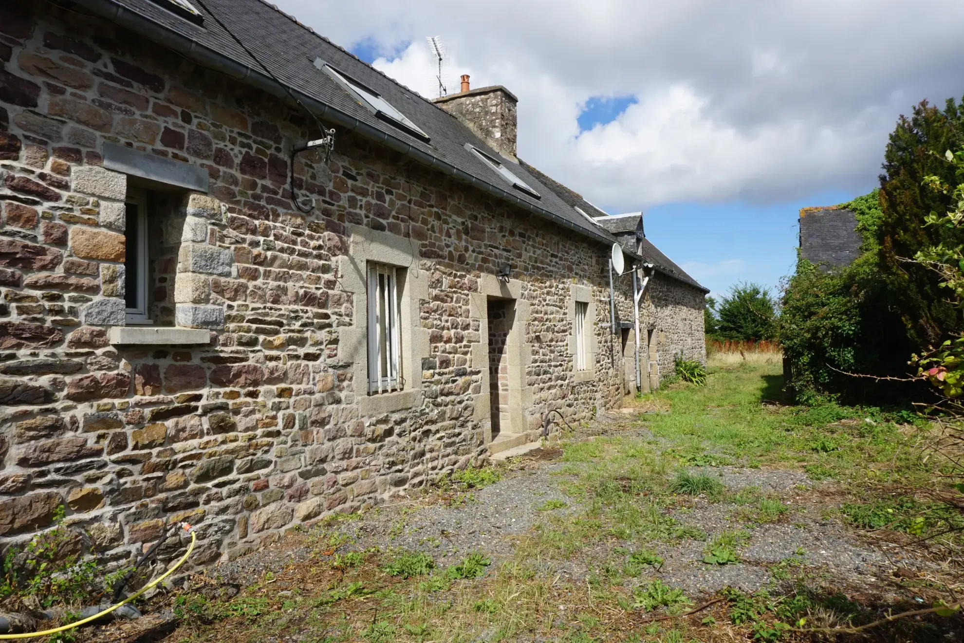 Longère en pierre avec dépendances et prairie à Yvias près de Paimpol et Lanvollon