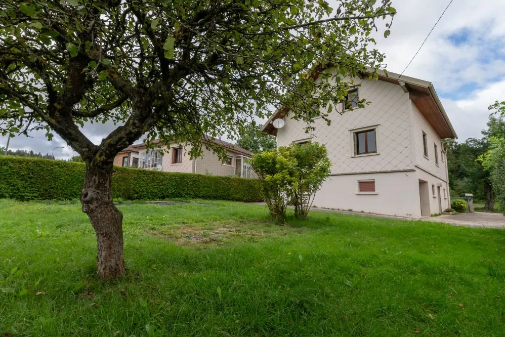 Maison familiale à vendre à Mouthe - 7 pièces, terrain de 459 m²