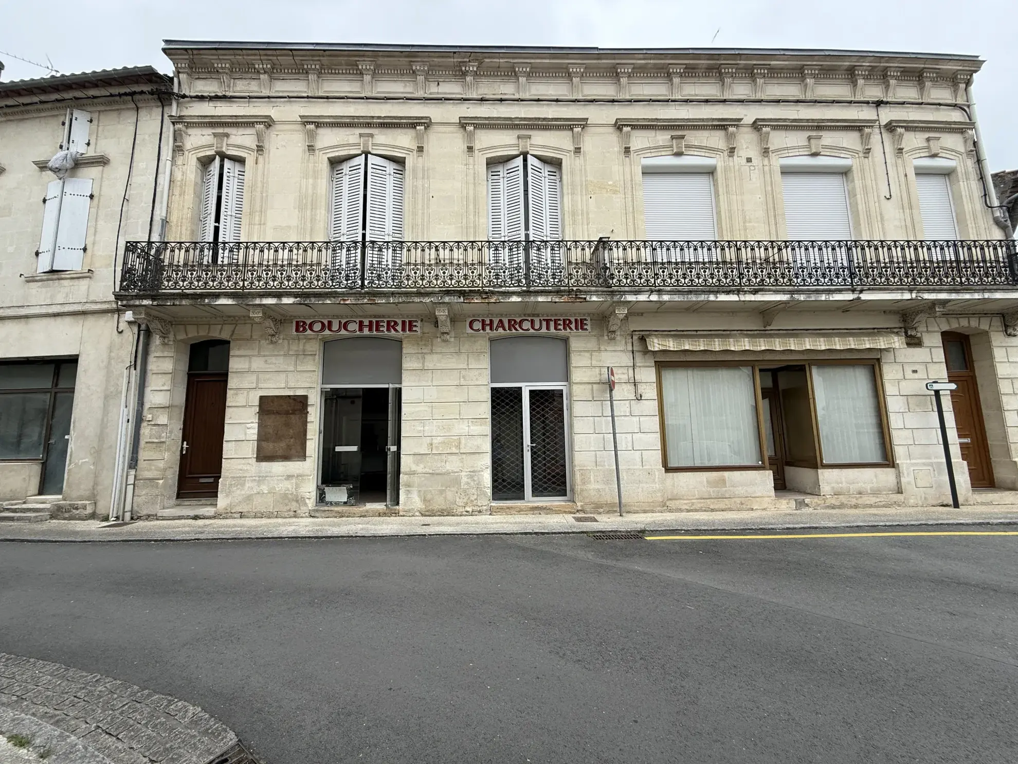 Immeuble mixte à vendre à Guitres - Opportunité d’investissement dans centre-ville