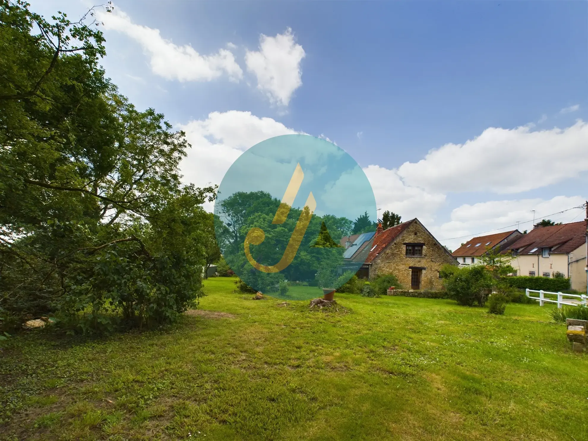 Longère de charme avec grand terrain à Champlemy, authenticité et volume 