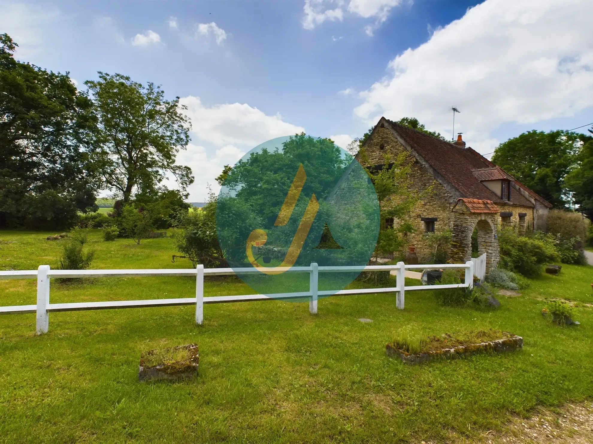 Longère de charme avec grand terrain à Champlemy, authenticité et volume 