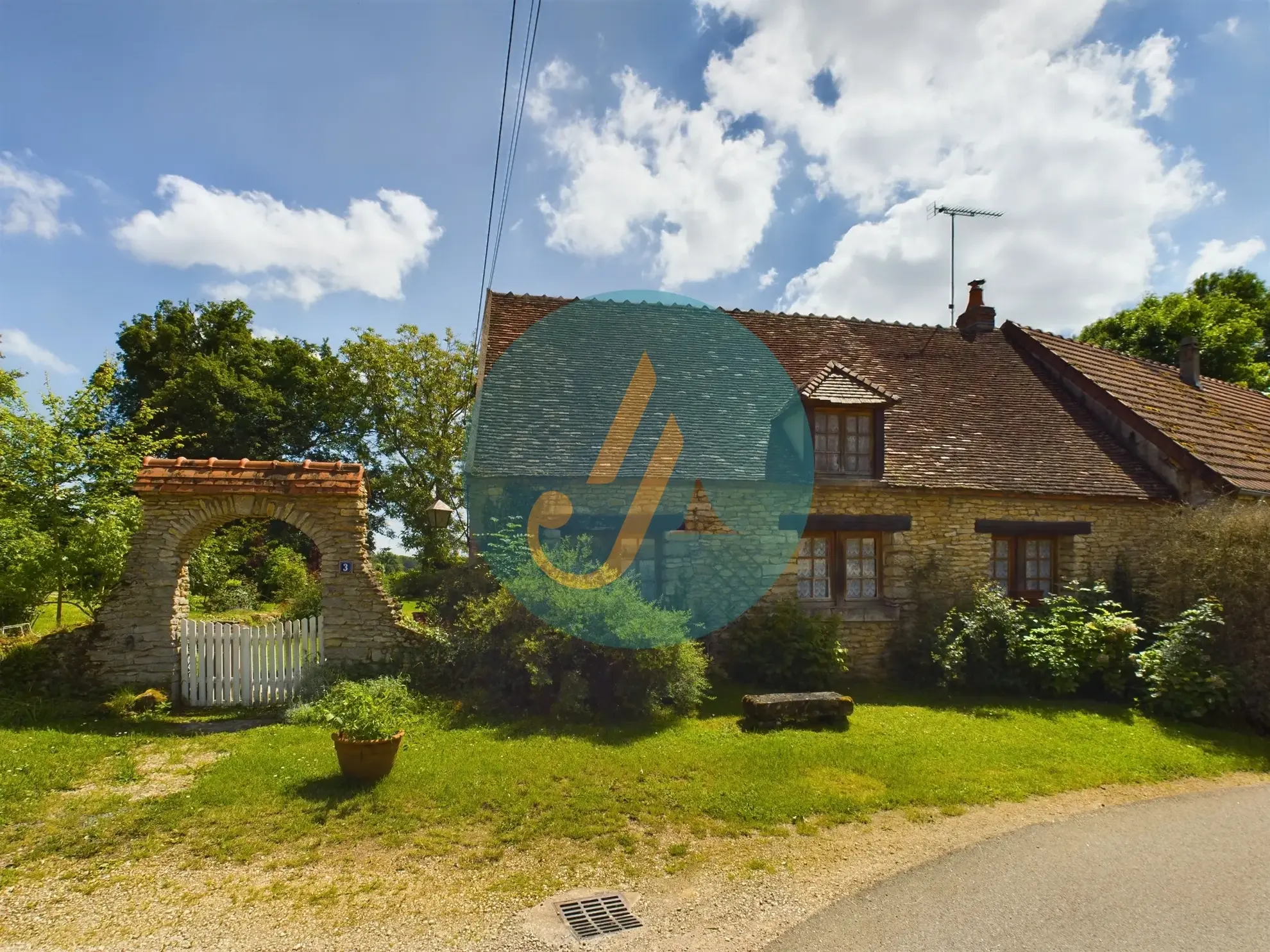 Longère de charme avec grand terrain à Champlemy, authenticité et volume 