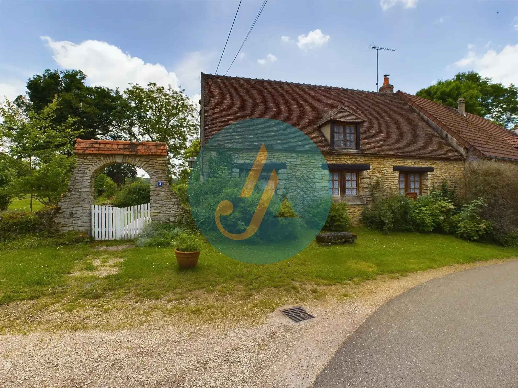 Longère de charme avec grand terrain à Champlemy, authenticité et volume 