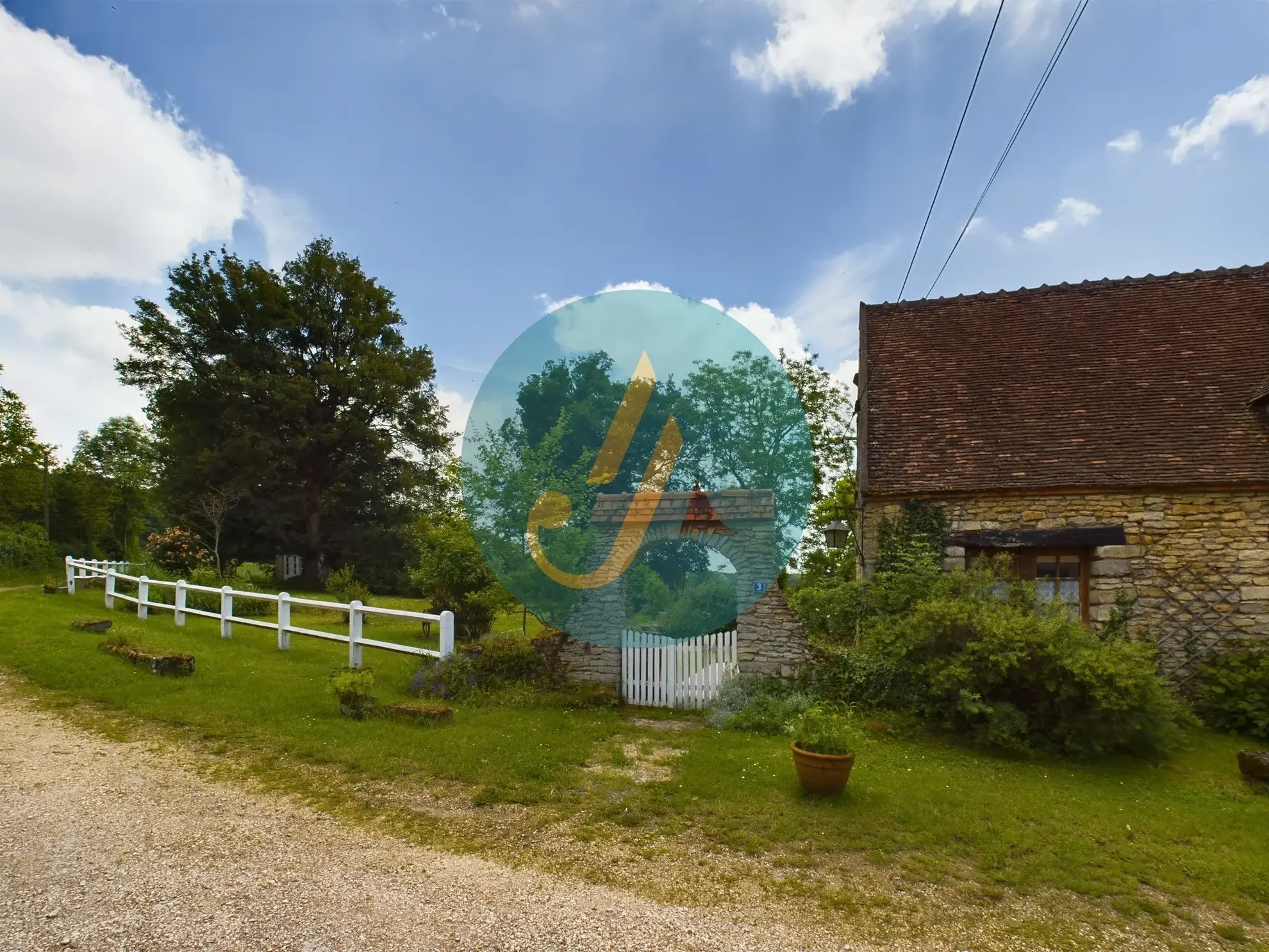 Longère de charme avec grand terrain à Champlemy, authenticité et volume 